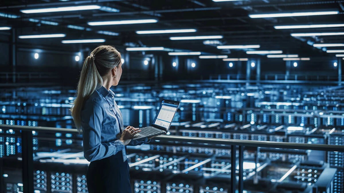 МТС увеличил мощность дата центра в Ленобласти на треть Компания МТС ввела в эксплуатацию четвертый модуль в центре обработки данных ЦОД в поселке Федоровское Ленинградской области Новый блок увеличил общую мощность ЦОДа на треть сообщила пресс служба оператора Новый модуль в центре обработки данных оснащен 125 серверными стойками Общая мощность дата центра достигла 500 серверных стоек В новом блоке компания развернет корпоративные системы и облачные мощности MWS Cloud Облачные платформы сложно переоценить они активно используются компаниями на Северо Западе поскольку позволяют существенно снизить расходы и время на разработку и тестирование гипотез Поэтому мы обновили инфраструктуру дата центра так общая мощность подведенная к объекту составила 16 МВт рассказал директор МТС в Санкт Петербурге и Ленинградской области Александр Соловенчук iStock Подпишитесь на Ведомости Северо Запад