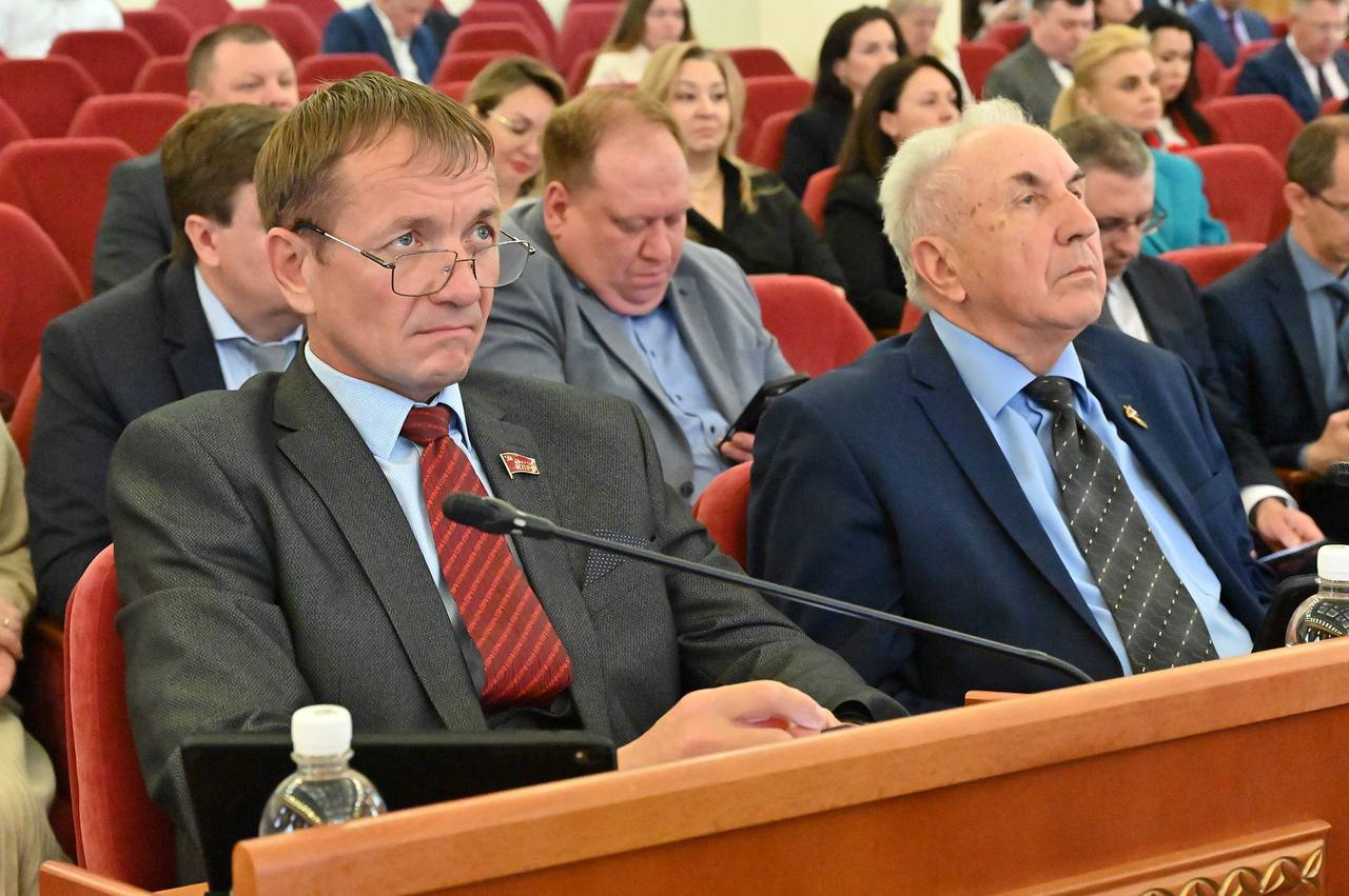 На внеочередном 20-м заседании Законодательного Собрания Ростовской области было рассмотрено 17 вопросов. В основном они коснулись улучшения социальной сферы региона. Депутаты одобрили представленный законопроект, который обяжет застройщиков при масштабном строительстве жилья одновременно возводить необходимую социальную инфраструктуру: детские сады, школы и поликлиники, что позволит обеспечить новые микрорайоны всем необходимым сразу. Также с коллегами поддержали направление на федеральный уровень обращения по поддержке семей участников СВО и семей с детьми: - об освобождении участников СВО и членов их семей от уплаты госпошлины при -обращении в суд по установлению юридически значимых фактов; об установлении единообразия при назначении мер социальной поддержки для всех участников СВО, как мобилизованных граждан, так и добровольцев, и контрактников; - о распространении льгот по оплате за жилое помещение и коммунальные услуги на всю семью дееспособного инвалида, который учится на очной форме обучения, пока ему не исполнится 23 года; - о закреплении на федеральном уровне полномочий муниципальных образований по обеспечению обязательным бесплатным двухразовым горячим питанием для детей-инвалидов без статуса ОВЗ, что позволит уравнять права детей-инвалидов и детей с ограниченными возможностями здоровья. Помимо социальных инициатив рассмотрели изменения в областном законе «Об обращениях граждан». Согласно новым правилам, граждане смогут подавать заявления исключительно через официальные информационные системы государственных органов и Единого портала госуслуг, исключив такие каналы коммуникации, как мессенджеры и соцсети. #КПРФ #ЗСРО #КПРФ_Ростов #РостовскаяОбласть #АлексейМисан #ГригорийФоменко