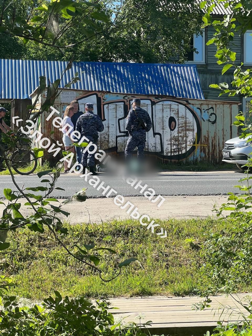На улице в Архангельске нашли мертвого мужчину. Он лежал недалеко от дома № 31, корпус 1, по улице Тыко-Вылки.   Очевидцы выложили в Сеть фотографию с места происшествия.  В полиции корреспонденту   подтвердили эту информацию.  — Труп без признаков насильственной смерти. В настоящее время устанавливается личность скончавшегося, проводятся необходимые проверочные мероприятия, — сообщают в УМВД.  Фото: "Злой Архангельск" / T.me
