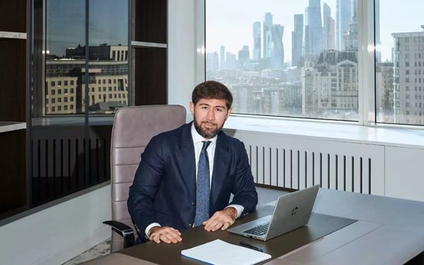 Российский агропромышленный комплекс сегодня находится на пути к своему переосмыслению В последние десятилетия мы привыкли мыслить в первую очередь количественными категориями процентами самообеспечения цифрами экспорта тоннами и литрами Соцопросы последних лет свидетельствуют население все больше внимания уделяет здоровому образу жизни во всех проявлениях от питания до спорта По данным Росстата сейчас почти 10 россиян или более 11 млн человек являются последовательными приверженцами здорового образа жизни Председатель совета директоров компании Health Nutrition Руслан Алисултанов рассказал о том как удовлетворить общественный спрос на качественные продукты питания РБК Отрасли