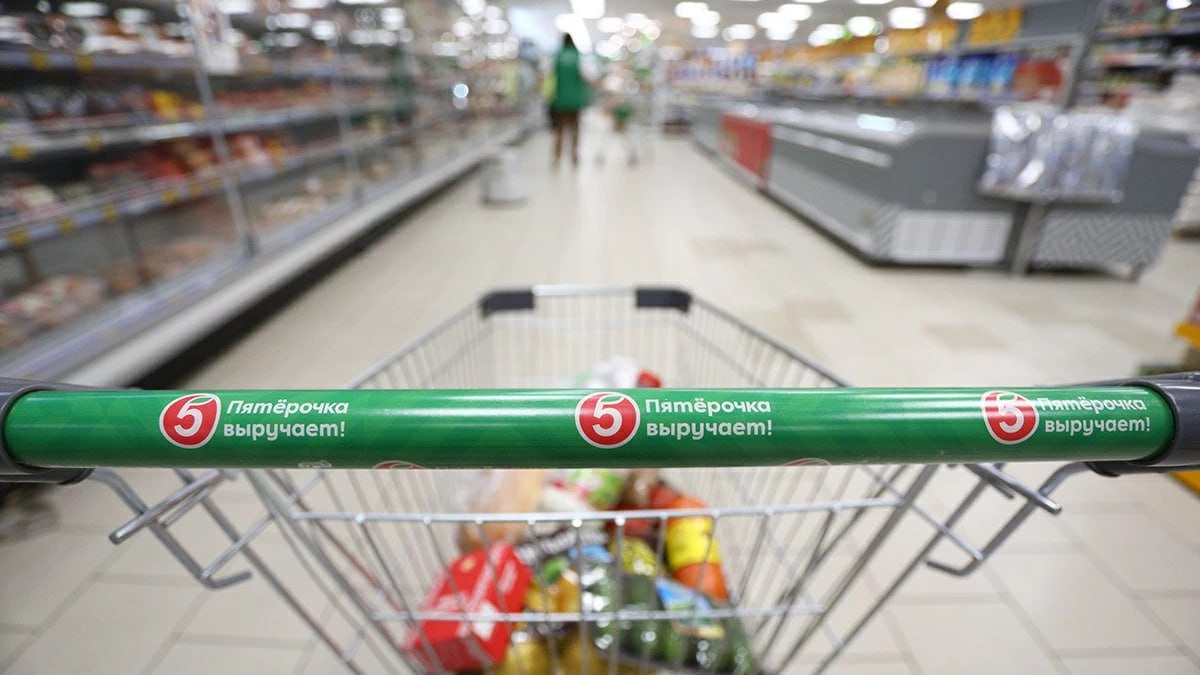 Первый магазин сети Пятерочка откроют в Ненецком АО в 2026 году Компания X5 Retail Group управляет торговыми сетями Пятерочка Перекресток и Чижик планирует в I квартале 2026 г открыть первый в Ненецком автономном округе НАО магазин Пятерочка Соответствующее соглашение между администрацией региона и компанией был подписан 15 октября сообщила губернатор Ненецкого АО Ирина Гехт в эфире радио РБК Если появится в регионе федеральная сеть Пятерочка которую ждут не знаю сколько десятилетий то мы уже внесли вклад в улучшение качества жизни Она появится Вчера мы подписали соглашение в I квартале 2026 г Ведомости Северо Запад первый магазин появится в Нарьян Маре рассказала Гехт Алексей Орлов Ведомости Подпишитесь на Ведомости Северо Запад