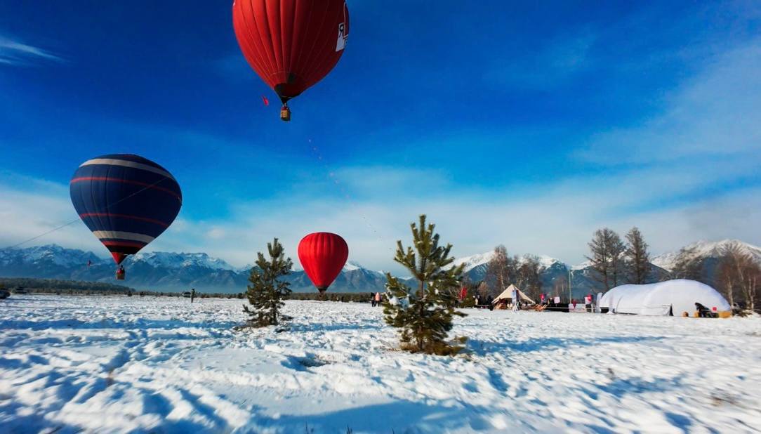 Резиденция неба и праздника в сердце Тунки С 13 по 23 февраля в Тункинской долине пройдет межрегиональный фестиваль Тункинская резиденция Гостей фестиваля ждут подъемы на воздушных шарах а также выступления российских звезд Каждый день с 11 00 до 19 00 на площадке вблизи поселка Аршан для гостей подготовлена насыщенная программа Регулярные подъемы на воздушных шарах Посетители смогут увидеть заснеженные пики Тункинской долины Развлекательная интерактивная и музыкальная программа на сцене подарки от организаторов и партнеров мастер классы состязания в национальных играх и ярмарка ремесел Спортивные локации масштабный каток оборудованная классическая лыжня и санная трасса тест драйвы автомобилей конные прогулки Фуд корт с аутентичной национальной и современный уличной кухней уникальные фотозоны и интерактивные площадки для активного зимнего отдыха А в дни праздников особые гости 14 февраля выступит королева Востока певица Согдиана 23 февраля группа Отпетые мошенники 18 февраля Тункинская резиденция приглашает встретить Сагаалган а 22 февраля отметить Масленичную неделю Программа и подробности фестиваля на сайте ТункинскаяРезиденция РФ Организатор мероприятия команда Rusakov Team в партнерстве с компанией по организации полетов на воздушных шарах Небо38 при поддержке Правительства Бурятии и Правительства Иркутской области Правительство Бурятии в MAX