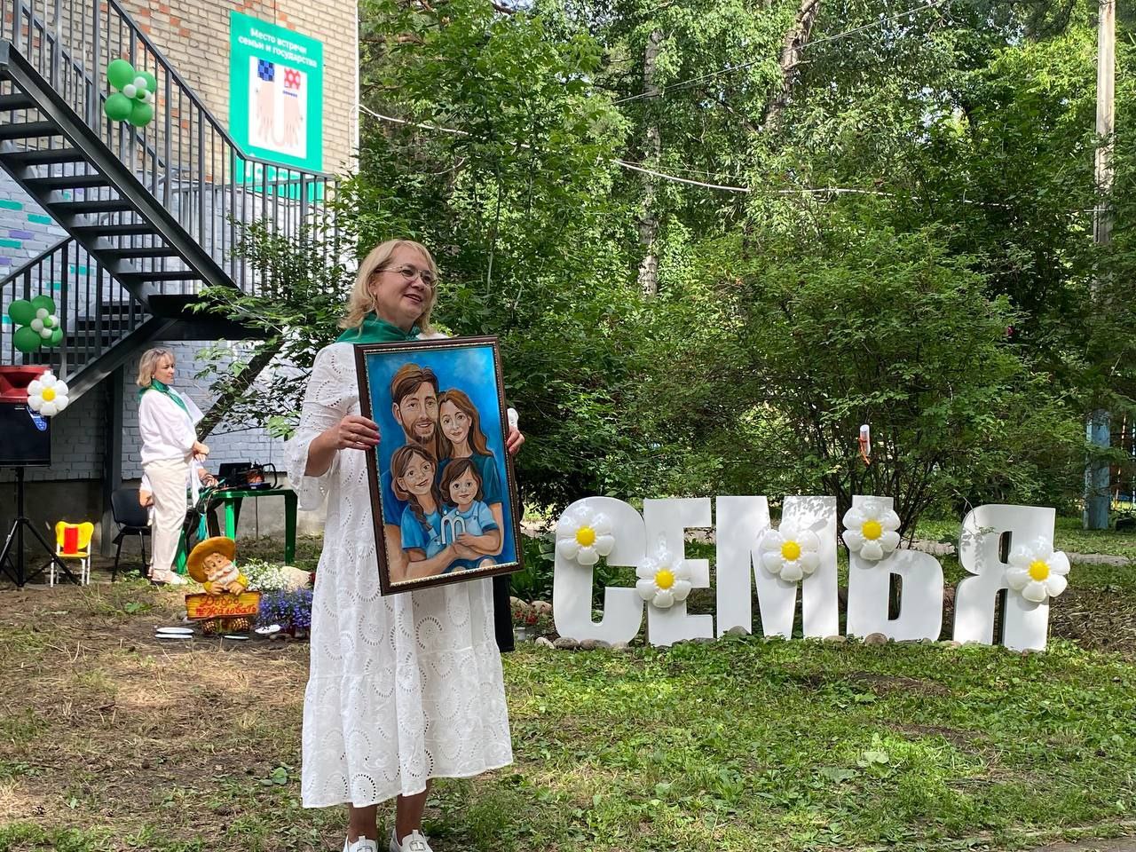 В Ангарске открылся новый Семейный многофункциональный центр для комплексной поддержки семей с детьми  Накануне, 10 июля, в Ангарске состоялось торжественное открытие нового Семейного многофункционального центра. На мероприятии присутствовали начальник отдела развития форм социального обслуживания несовершеннолетних и семей министерства социального развития, опеки и попечительства Иркутской области Ольга Дмитриева, а также заместитель мэра Ангарского округа Марина Сасина.      Основная задача центра – объединение социальных ресурсов для оказания комплексной помощи семьям с детьми. Родители и юные ангарчане смогут получить здесь разнообразную поддержку – от психологической помощи до юридических консультаций.    «Это знаковое событие для нашего города. Открытие данного учреждения выводит систему социальной поддержки семей в Ангарске на качественно новый уровень. Теперь все необходимые услуги доступны в одном месте. Это делает помощь более доступной, оперативной и эффективной», – подчеркнула Марина Сасина.    В семейном МФЦ трудятся квалифицированные специалисты: педагоги, психологи, логопеды, дефектологи, юристы и другие. Услуги предоставляются по принципу одного окна. Сначала посетители обращаются в отделение первичного приема семей с детьми, где их проконсультируют и направят к нужному специалисту.    В структуру учреждения входят отделения экстренной психологической помощи и срочного реагирования, психолого-педагогической поддержки семье и детям «Дети в семье», постинтернатного сопровождения и сопровождения замещающих семей, а также служба оказания социальных услуг и социального сопровождения.     Новое учреждение расположено по адресу: 13 микрорайон, дом 6.