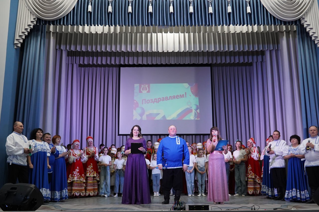 В Алтайском крае в 2025 году обновили 33 сельских клуба В конце года в посёлке имени Мамонтова Поспелихинский район после ремонта открылся модельный Дом культуры На обновление из бюджетов и при поддержке местного предприятия направили 3 7 млн рублей Это часть планомерной работы за девять лет действия проекта Культура малой Родины народной программы Единой России в регионе отремонтировали уже более 70 сельских клубов Обновлённый ДК это центр общественной жизни место встречи людей сказала депутат Ирина Солнцева Сенатор РФ Наталья Кувшинова отметила что в посёлке всем миром не только работают и занимаются творчеством но и помогают землякам на передовой Она добавила что чувствуется местные власти и жители сильная команда Работы по модернизации сельских учреждений культуры в регионе продолжатся и в 2026 году barnaul press