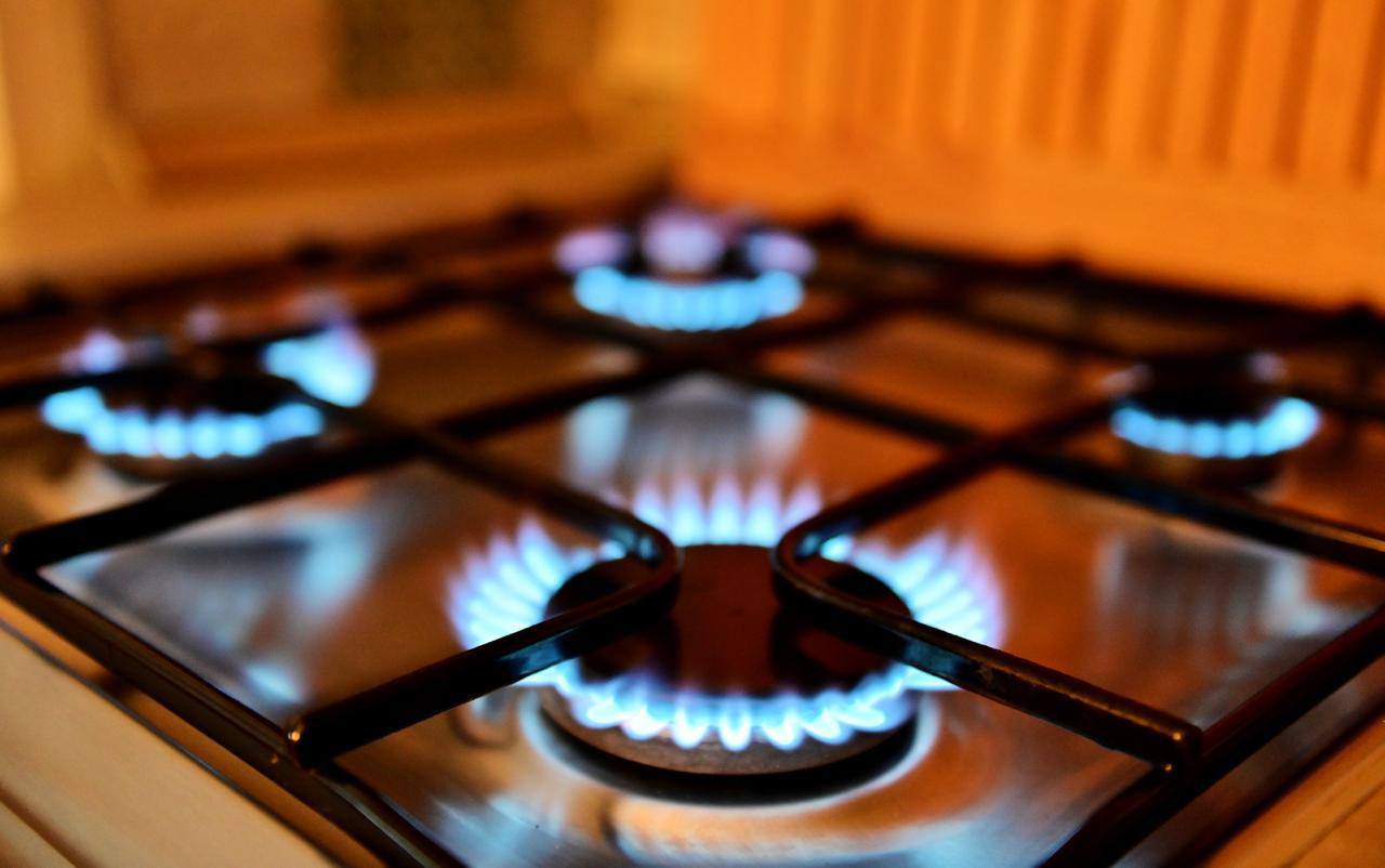 Газовые службы получат право через суд заходить в квартиры для проверки оборудования если жильцы не пускают специалистов Об этом сообщил зампред комитета Госдумы по ЖКХ Сергей Колунов Судебные разбирательства по таким случаям планируют сократить до 12 дней После получения разрешения газовщики смогут прийти с полицией или приставами Жильцов при этом будут уведомлять дважды письменно и электронно передает РИА Новости Инициативу разрабатывают на фоне роста числа бытовых взрывов газа которые за год унесли жизни 73 человек Подпишись на Курск 1