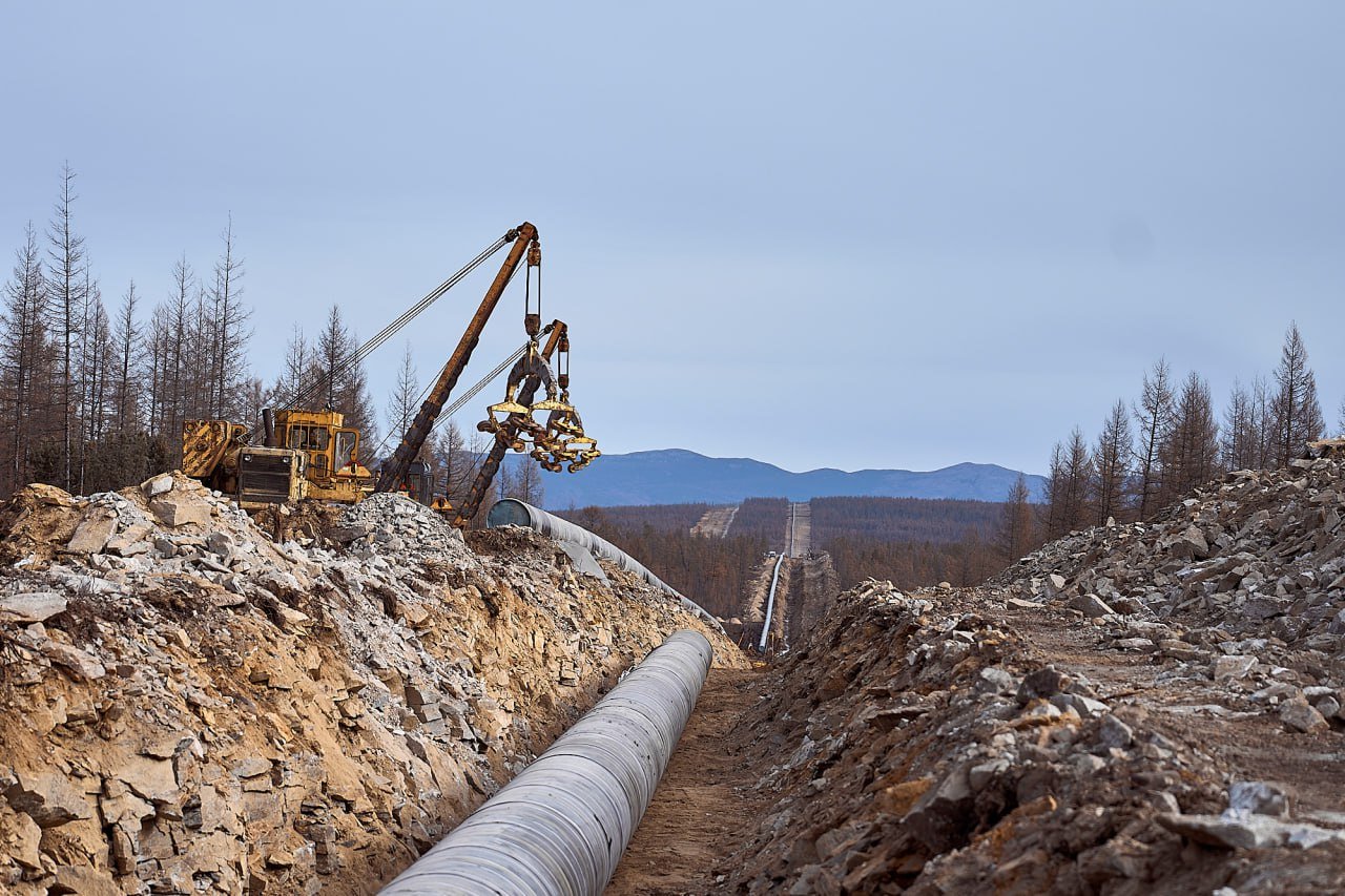 2 декабря 2019 года магистральный газопровод «Сила Сибири» был запущен в работу.  Уже 5 лет он бесперебойно транспортирует газ с Ковыктинского месторождения в Иркутской области и Чаяндинского в Якутии — российским потребителям на Дальнем Востоке и в Китай.  «Сила Сибири» — знаковый объект для Ленгазспецстрой. Он начался для нас в 2016 году с прокладки участка основного газопровода. Последние три года мы строим лупинги. Уже сданы два этапа и в самом разгаре строительство третьего.   За это время наши работники привыкли к суровым морозам и даже их полюбили. Они устраивают футбольные турниры, как в -20°C, так и в +20°C, ходят на зимнюю рыбалку и катаются на снегоходах. А ещё честно признаются, что за это время объект стал для них вторым домом.