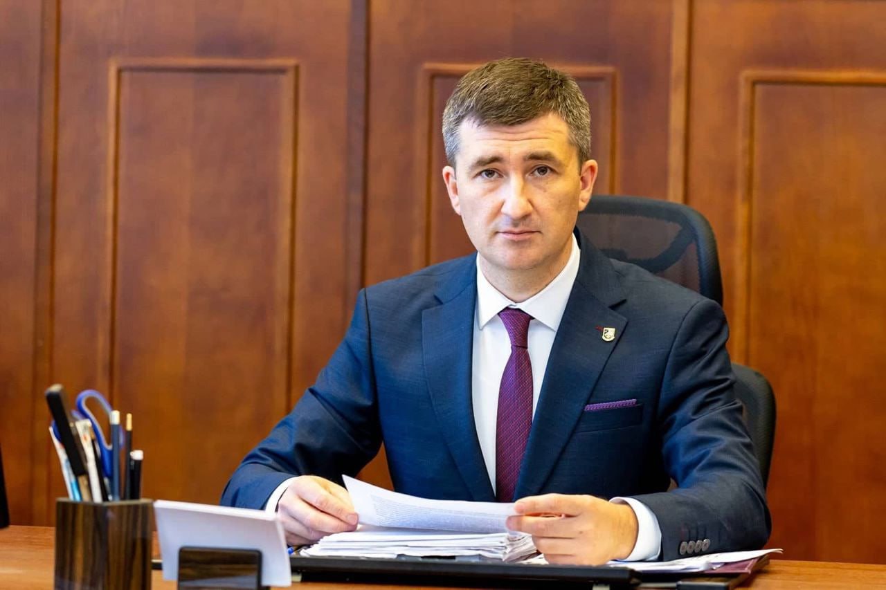 Ион Мунтяну "неожиданно" назначен судьей Высшей судебной палаты Президент Майя Санду подписала в пятницу указ о назначении Иона Мунтяну судьей Высшей судебной палаты. Документ был опубликован сегодня в Официальном мониторе Республики Молдова. Отметим, что до нового назначения Мунтяну занимал пост генерального прокурора. Кто станет новым генпрокурором - пока неизвестно.