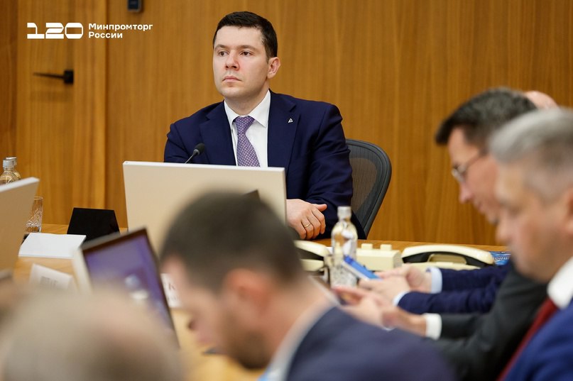 Министерство промышленности и торговли РФ VK Антон Алиханов провёл заседание оргкомитета Международного технологического конгресса В первом заседании оргкомитета под председательством главы Минпромторга России Антона Алиханова участвовали представители Совета Федерации, госструктур, госкорпораций и отраслевых компаний. Конгресс направлен на развитие и продвижение: международного сотрудничества; несырьевого экспорта; отечественных технологий в сфере ПО, электроники, телекоммуникаций и критической инфраструктуры. «От себя отмечу, что, во-первых, важно обеспечить системное участие органов исполнительной власти — через отраслевые стенды, экспертные сессии, прямые взаимодействия между организациями и регуляторами. Позиционируем Конгресс как рабочий инструмент, ориентированный на результат. Во-вторых, рассчитываем на активное участие отраслевых объединений. Для успешного проведения Конгресса необходима ваша активная поддержка — как в части формирования коллективных экспозиций, так и в части информационного сопровождения и вовлечения участников из числа членов ваших организаций», — отметил Антон Алиханов.