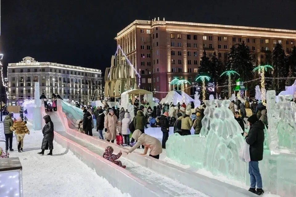 Успенский Чуковский или культура города в Челябинске начали готовить проект будущего ледового городка В Челябинске начали готовиться к встрече нового 2027 года В мэрии составили список тем для оформления будущего ледового городка на площади Революции Горожанам предстоит проголосовать за понравившийся вариант чтобы специалисты за лето разработали концепцию праздничных украшений Как сообщили в городской администрации в этом сезоне на выбор челябинцам предложат такие темы Вокруг света за 80 дней произведения Эдуарда Успенского произведения Корнея Чуковского Челябинск культурная столица   Подписаться на chelkp Мы в MAX