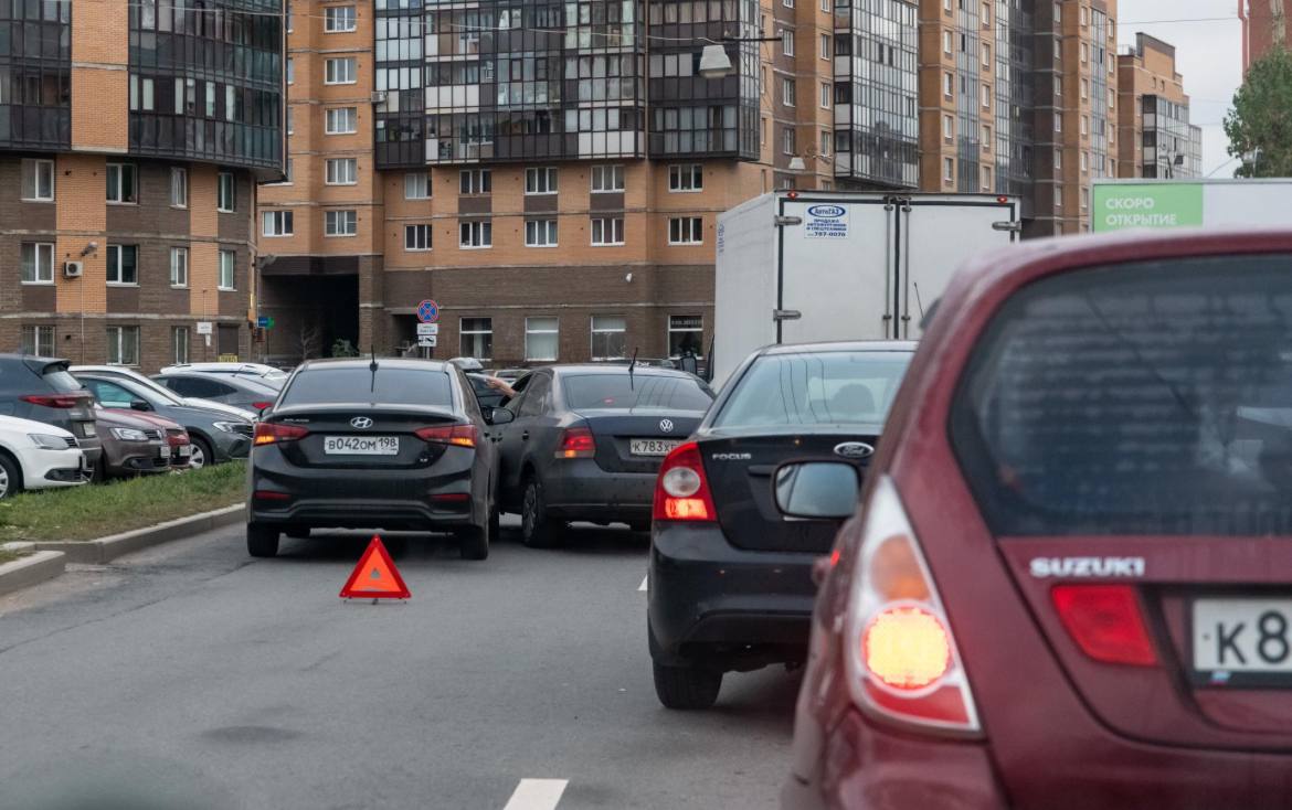 В России зафиксированы случаи мошенничества связанные с продажей недействительных полисов ОСАГО сообщили в пресс центре МВД РФ По данным ведомства одна из мошеннических схем заключается в том что агент оформляет бланк полиса и принимает оплату от клиента но не перечисляет эти средства в страховую компанию В результате полис не числится в базе данных хотя автовладелец имеет на руках внешне легальный документ При наступлении страхового случая выясняется недействительность полиса что вынуждает автовладельца обращаться в суд со страховой компанией В МВД уточнили что в таких ситуациях Верховный суд как правило встаёт на сторону автовладельца если он не был осведомлён о мошенничестве обязывая страховую компанию произвести выплату Однако такие случаи встречаются редко Михаил Тихонов Подписаться на ДП в Telegram MAX