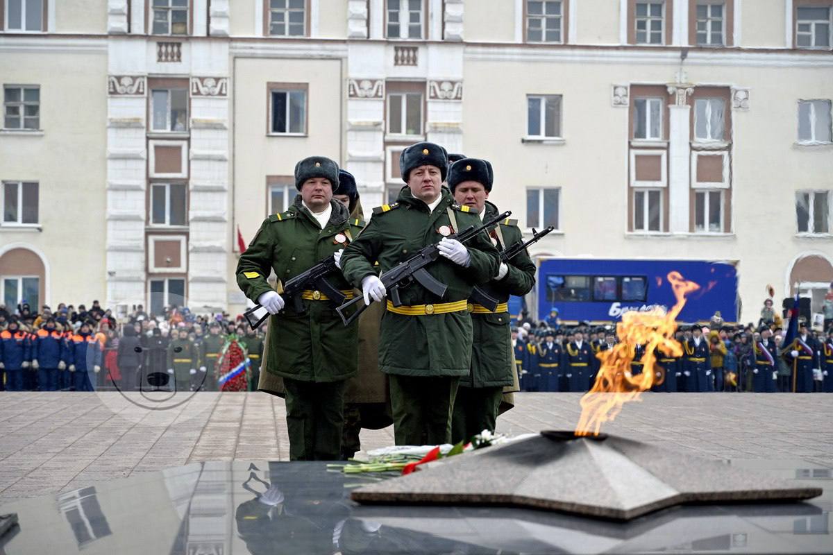 В Норильске празднование Дня Победы перенесут с Комсомольской на Театральную площадь   Норильск готовится к празднованию 80-летия Победы в Великой Отечественной. В городе будут организованы не только парад, патриотические и творческие мероприятия, но и традиционные гуляния.   В этом году их решено перенести с с Комсомольской на Театральную площадь, сообщил глава Норильска Дмитрий Карасев.   Но и Комсомольская площадь, где норильчане уже привыкли праздновать День Победы, не останется неохваченной - здесь будут организованы и активности, и народные гуляния.  Также в этом году будет задействована и локация на стеле «Норильск - город трудовой доблести». Кроме того, планируем запустить «Исторический маршрут»  скорее всего, 7-ку . Это будет наш муниципальный рейсовый автобус, где на каждой остановке будут транслироваться интересные факты о нашем городе,  - рассказал Карасев.   ‍  Отправить сообщение   Наш чат