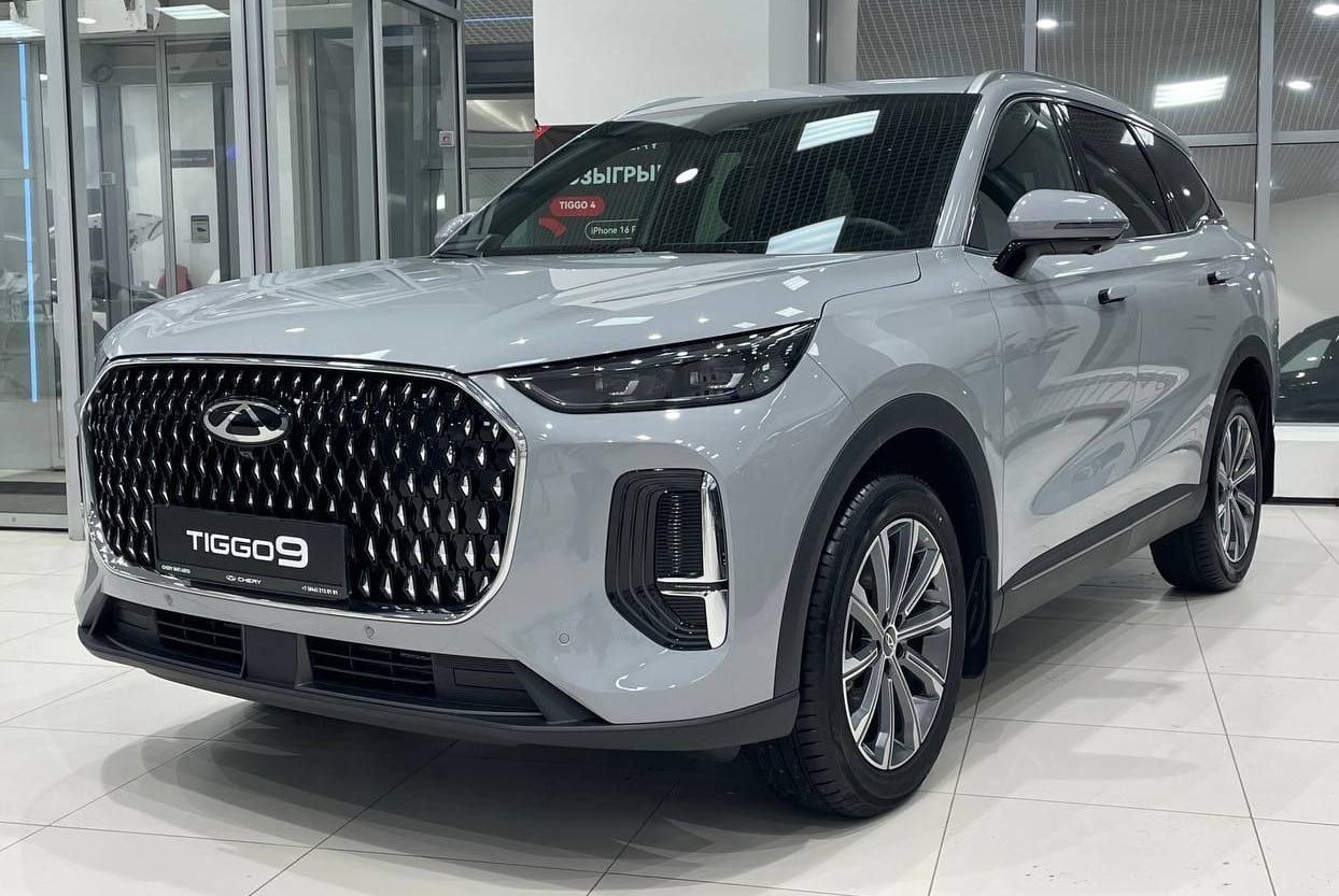 В Казахстане начались продажи Chery Tiggo 9 — на 30% дешевле, чем в России В Казахстане Chery Tiggo 9 стоит 19 990 000 тенге, это примерно 3,4 млн рублей. В России стоимость аналогичного кроссовера — 5,05 млн рублей.