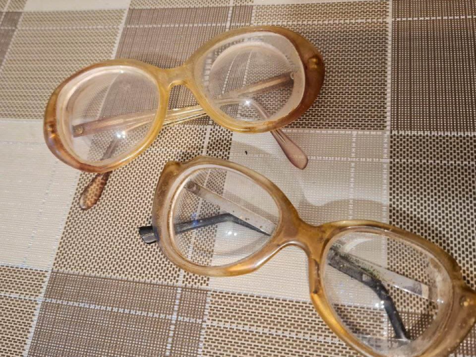 Капли от катаракты из интернета у десятков товаров нашли проблемы с документами У 43 наименований не нашли данных о госрегистрации еще у 21 товара разрешительные документы приостановлены или прекращены При этом многие из этих средств продают как лекарства или медицинские изделия для лечения и профилактики проблем со зрением вплоть до катаракты Последствия могут быть серьезными от аллергии и жжения до химических ожогов и ухудшения зрения Особенно осторожными стоит быть с каплями где есть сосудосуживающие компоненты и ментол эффект бывает только временным а при регулярном применении состояние может ухудшаться Некоторые маркетплейсы уже начали внутренние проверки и временно блокируют часть карточек