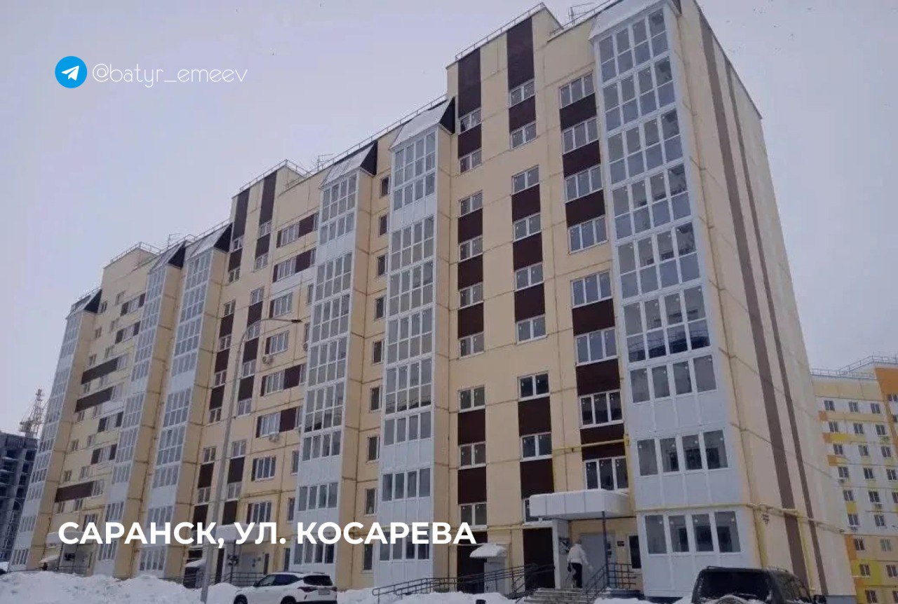 Комплексное развитие территорий ключевой инструмент современного жилищного строительства и устойчивого развития городов Программа КРТ позволяет не просто возводить дома а сразу создавать полноценную среду для жизни с дорогами инженерной инфраструктурой социальными объектами Сегодня в Мордовии реализуем 5 проектов комплексного развития территорий с общим градостроительным потенциалом более 131 тыс квадратных метров жилья   В декабре прошлого года в Рузаевке введён первый дом на перспективном участке в границах улиц Ленина Ухтомского Карла Маркса и Паровозной это важный старт для дальнейшего развития района В Саранске в рамках КРТ уже введены два многоквартирных дома в районе улиц Косарева и Северо Восточного шоссе Особенно важно что здесь предусмотрено финансирование на строительство детского сада Жильё сразу дополняется социальной инфраструктурой Ещё два дома сданы в районе улиц Пионерская Лесная Дальняя и Чайковского а также 4 дома на участке в границах улиц Рузаевская Ухтомского Борина и Минская Эту территорию будем развивать и дальше заключён договор КРТ который позволит до 2027 года ввести здесь ещё значительный объём жилья Впереди новые площади комплексного развития в Саранске Наша задача строить комфортные удобные и современные районы в которых хочется жить растить детей и строить будущее