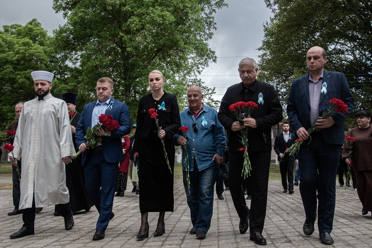 18 мая в крымской столице состоялись траурные мероприятия, приуроченные ко Дню памяти жертв депортации из Крыма. В День памяти жертв депортации состоялось возложение цветов и корзин с цветами к мемориальным памятникам в сквере на привокзальной аллее Симферополя и у границ Ботанического сада Таврической академии Крымского федерального университета. В траурных мероприятиях приняли участие представители администрации города Симферополя, депутаты Государственного Совета Республики Крым, представители органов власти Республики Крым, общественных организаций, представители духовенства, а также жители и гости Симферополя. Память жертв депортации почтили минутой молчания. День памяти жертв депортации из Крыма является важной датой в истории полуострова, напоминающей о необходимости бережного отношения к миру и согласию между народами.