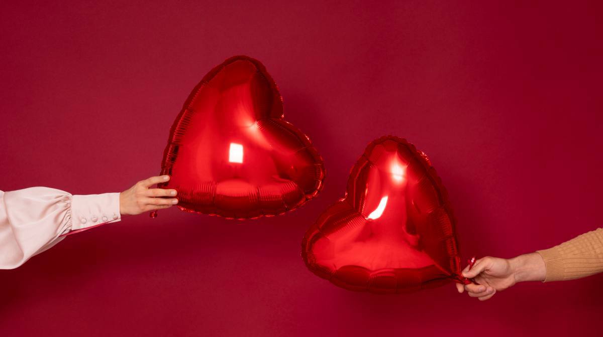 8000 рублей столько в среднем тратят россияне на подарок ко Дню святого Валентина Женщины хотели бы получить в подарок цветы ювелирку или украшения Мужчины были бы рады смарт часам наушникам или хорошему алкоголю Молодёжь обрадуется парной фотосессии мягкой игрушке или подарку ручной работы Подписаться Написать нам