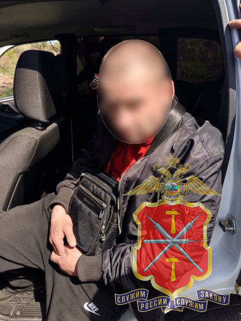 Туляк оставлял закладки в Киреевском районе, маскируя их под камни Так, 45-летний мужчина сбывал наркотики путем тайников. Промышлял он этим с начала 2025 года. За это время он успел разложить большое количество закладок, маскируя их под небольшие камни, лежащие на улице. Но его поймали за руку оперативники. В ходе досмотра у него также изъяли порядка 30 свертков с «a-PVP». Полицейским еще предстоит найти места тайников. Сейчас следователем возбуждено и расследуется уголовное дело. Задержанному грозит до 20 лет лишения свободы.