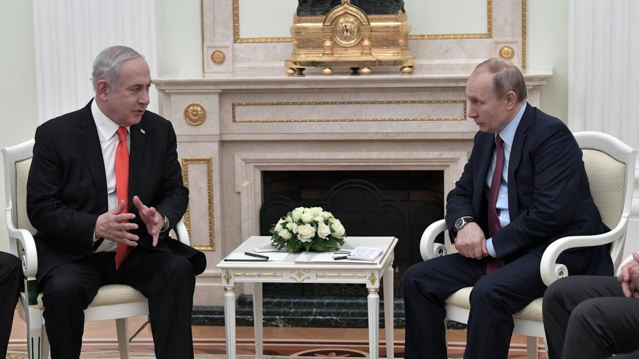 Президент России Владимир Путин провел телефонный разговор с премьер-министром Израиля Биньямином Нетаньяху, уведомил Кремль. Главное: Обсуждены различные аспекты напряженной обстановки на Ближнем Востоке. С российской стороны подтверждена неизменная позиция в пользу исключительно мирного урегулирования имеющихся в регионе проблем и конфликтов. Путин акцентировал важность поддержки единства, суверенитета и территориальной целостности Сирии. РФ готова к содействию в поиске переговорных развязок вокруг ядерной программы Ирана.