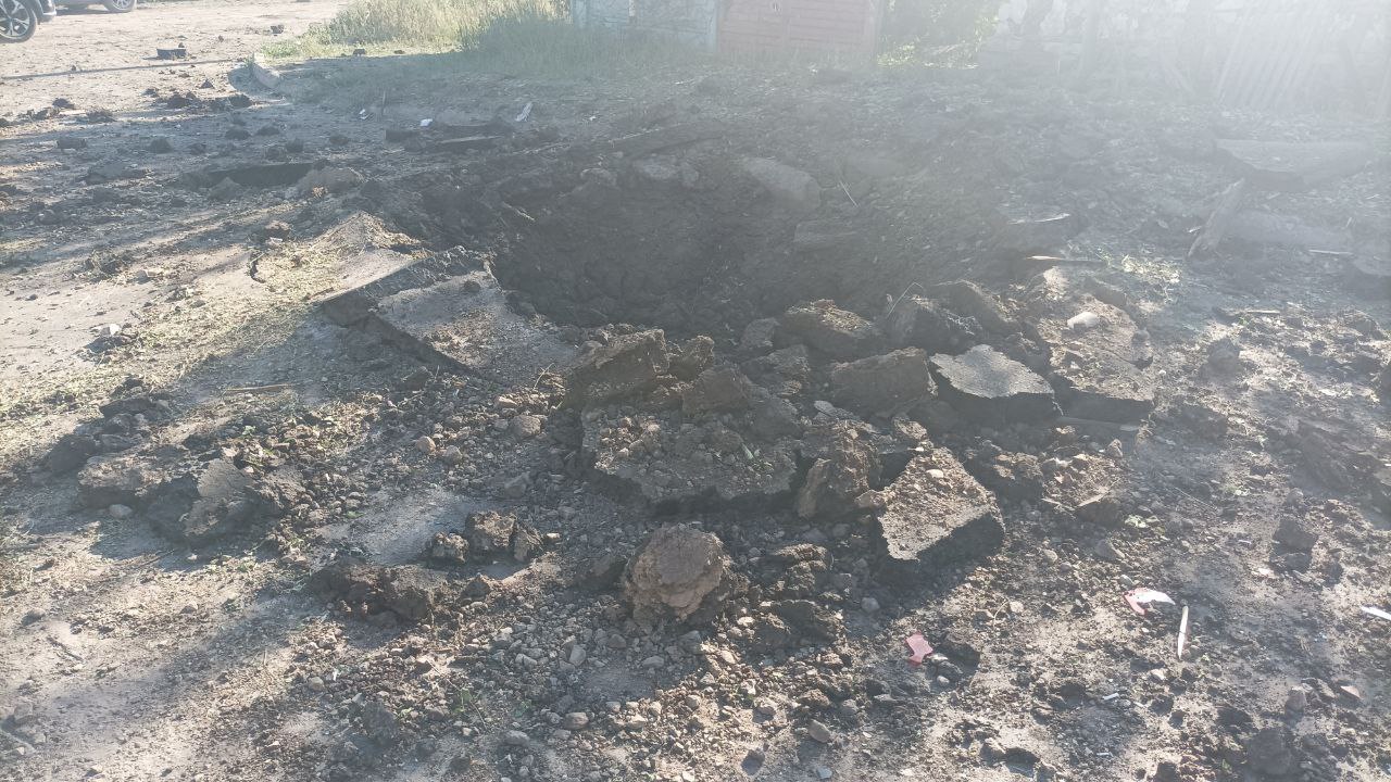 Повреждены четыре частных дома и автомобили: ВСУ ночью обстреляли Ясиноватую Украинские националисты обстреляли Ясиноватую сегодня в 1.30. Удар пришелся на частный сектор. В результате повреждены четыре частных дома, автомобили, линии электропередач и интернета. “Пострадавших нет. Проезд временно ограничен, планируйте пути объезда”, — сообщил в своем ТГ-канале глава Ясиноватского муниципального округа Александр Пеняев. Все службы оперативно выехали на место обстрела и устраняют его последствия. Фото: ТГ-канал главы Ясиноватского МО