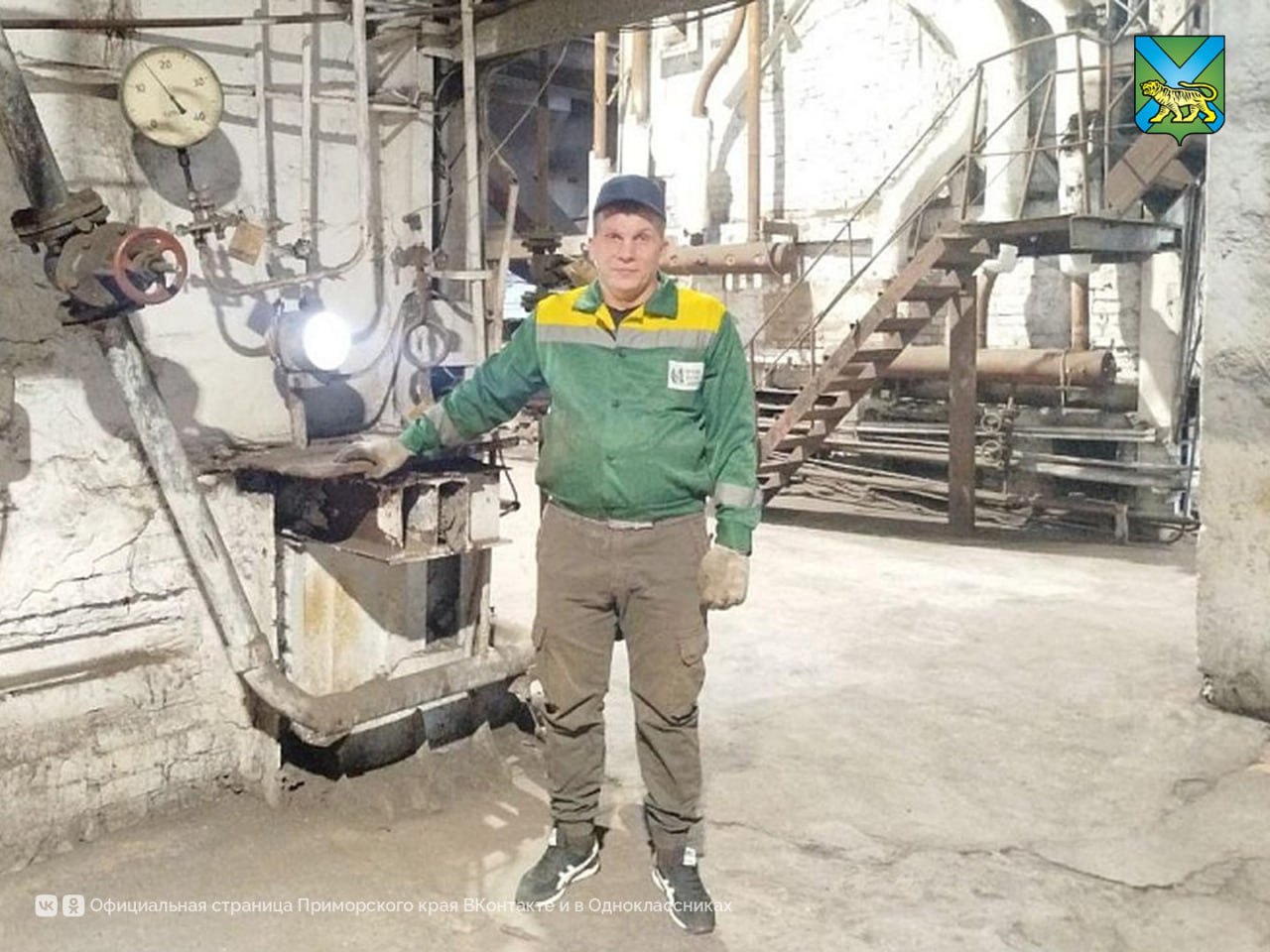 Ветеран СВО из Спасска Дальнего освоил новую профессию при поддержке службы занятости в Приморье  Андрей Сорокин ещё находясь на лечении начал искать возможности для трудоустройства В марте 2025 года он обратился в службу занятости и уже в мае был успешно трудоустроен слесарем ремонтником в Спасский филиал Примтеплоэнерго  На этом он не остановился и уже прошел профессиональное обучение которое полагается участникам СВО и членам их семей чтобы повысить квалификацию Работодатель полностью поддерживает стремление Андрея к развитию профессиональных навыков Меры поддержки в крае работают и дают людям возможность открыть своё дело получить устойчивый доход и чувствовать уверенность в будущем   Читайте новости первыми в нашем канале в Max