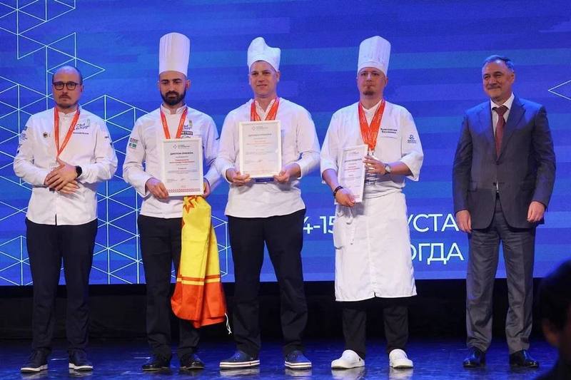 Константин Балдышев, шеф-повар корпоративного кафе компании «ФосАгро», одержал победу в федеральном конкурсе «Лучший по профессии» в номинации «Лучший повар» и получил приз в размере одного миллиона рублей. Конкурс впервые проходил в Вологодской области на базе Вологодского колледжа сервиса.  Константин блестяще обошёл 14 конкурентов из разных регионов России, продемонстрировав высокий уровень теоретических знаний и практических навыков.   Второе место и приз в 500 тысяч рублей завоевал Михаил Осовалюк из Свердловской области, третье место и 300 тысяч рублей – Александр Гониашвили из Чувашии.