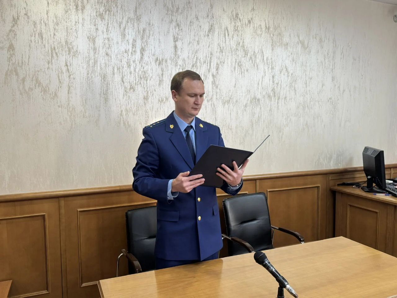 Ужесточен приговор по уголовному делу о хищении свыше 106 млн рублей выделенных на переселение граждан из Херсонской области  Ранее сообщалось что прокуратура Ленинского района города Ставрополя поддержала государственное обвинение по уголовному делу в отношении бывшего заместителя начальника одного из отделов министерства жилищно коммунального хозяйства Ставропольского края Анастасии Савченко Она признана виновной по ч 4 ст 159 УК РФ мошенничество совершенное с использованием служебного положения организованной группой в крупном и особо крупном размерах и по ч 4 ст 174 1 УК РФ легализация отмывание денежных средств приобретенных в результате совершения преступлений совершенная с использованием служебного положения организованной группой в особо крупном размере В суде установлено что обвиняемая в период с ноября 2022 года по апрель 2024 года являясь работницей краевого министерства ЖКХ и имея доступ к государственной автоматизированной информационной системе Реформа ЖКХ осуществляла хищения бюджетных денежных средств выделенных публично правовой компанией Фонд развития территорий на переселение жителей города Херсона и Херсонской области прибывших на территорию Ставропольского края Госслужащая создавала в АИС Реформа ЖКХ учетные карточки заявителей для получения единовременных выплат на приобретение жилья и имущества в которых указывала заведомо ложные сведения о дате месте их рождения предыдущем месте жительства и регистрации граждан и членов их семей которые соответствовали бы территории города Херсона и Херсонской области В последующем Анастасия Савченко готовила пакеты документов и изготавливала проекты постановлений министра по которым осуществлялись социальные выплаты на банковские счета ее соучастников и иных лиц введенных ею в заблуждение относительно своих преступных намерений Незаконными действиями организованной группы публично правовой компании Фонд развития территорий причинен ущерб на сумму свыше 106 млн рублей Приговором Ленинского районного суда города Ставрополя виновной назначено наказание в виде лишения свободы сроком на 3 года с отбыванием в исправительной колонии общего режима с лишением права занимать должности государственной гражданской службы на 1 год 6 месяцев В связи с чрезмерной мягкостью приговора прокуратура обжаловала его в суде апелляционной инстанции Суд поддержав позицию надзорного ведомства усилил наказание до 5 лет лишения свободы  Ранее по иску прокурора Ставропольского края чиновница уволена в связи с утратой доверия   Сайт  MAX ТG ВК ОК Обратиться в прокуратуру