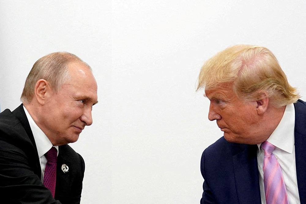 Трамп заявил, что хочет заключить сделку с Россией   Трамп не дал прямого ответа на вопрос, будет ли он блокировать упоминание об агрессии России в заявлении по итогам саммита НАТО.  «Мне нужно будет на это взглянуть, но я бы хотел увидеть сделку с Россией. Как вы знаешь, Владимир [Путин] позвонил мне, он сказал: могу я помочь тебе с Ираном? Я сказал: нет, мне не нужна помощь с Ираном, мне нужна помощь с тобой. И я надеюсь, что мы собираемся заключить сделку с Россией. Это позор — больше шести с половиной тысяч солдат погибли на прошлой неделе», — сказал президент США журналистам во  время полета на саммит НАТО.