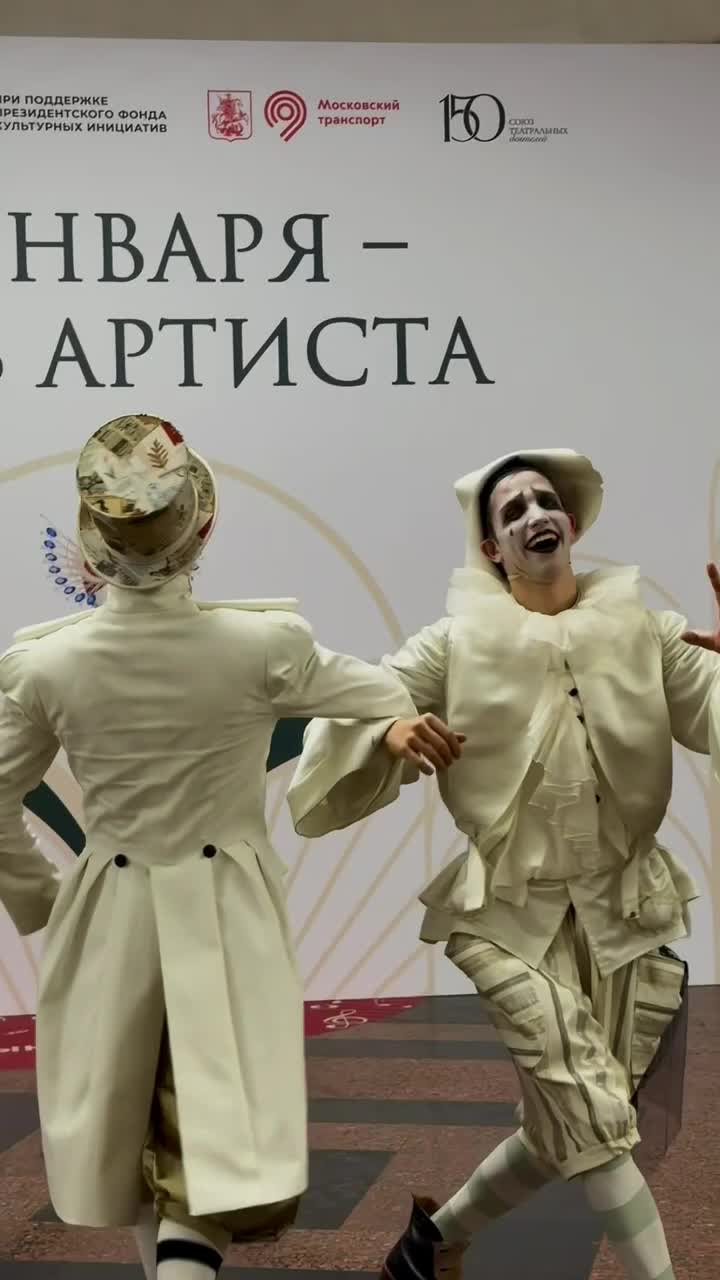 Концерт в метро Курская в честь Дня Артиста собрал зрителей и артистов