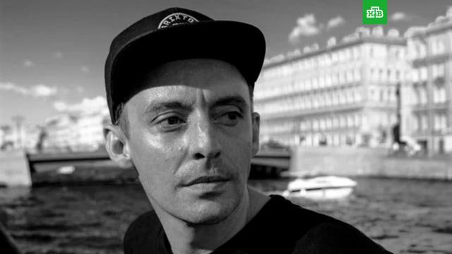 Актер Илья Дель попал в больницу Он упал с высоты Сейчас пострадавший находится в реанимации Деталей инцидента пока нет Театр им Ленсовета в котором с 2022 года играет Дель заменил ближайшие спектакли с участием артиста Подписаться на НТВ Петербург Буст канала