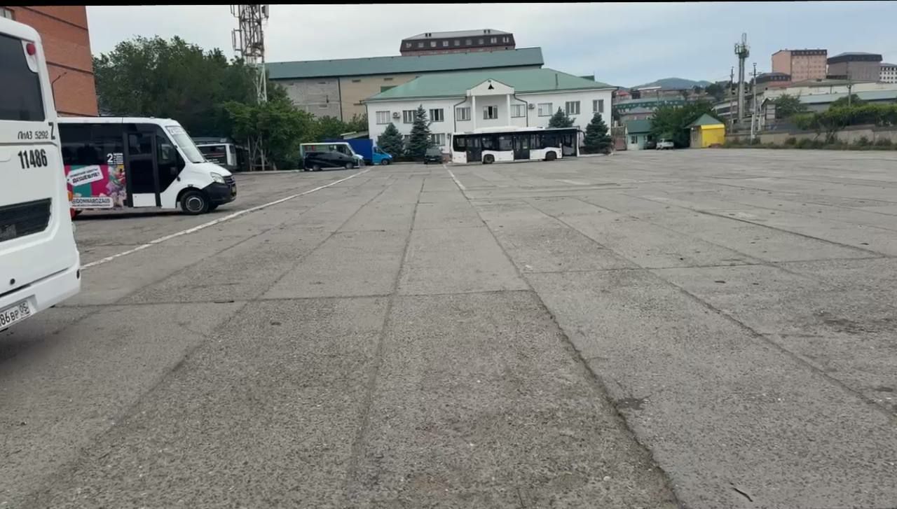 В Махачкале с 19 мая временно приостанавливается работа автостанции «Южная» по решению суда до устранения нарушений законодательства в сфере транспортной безопасности. Об этом в своем телеграм-канале сообщил заместитель главы Махачкалы Рустам Магомедов. Отправление и прибытие маршрутов регулярных перевозок перенесено на территорию автотранспортного предприятия ООО «Современные транспортные системы» по адресу улица Абу Даги, 12 напротив одноименной гостиницы . Временно изменится схема движения автобусов 4-а, 12-а, 22-а, 30, 61-а и 65. С автостанции «Южная» до нового пункта отправления и обратно запустят бесплатный маршрутный транспорт. О восстановлении предыдущей схемы будет сообщено дополнительно.