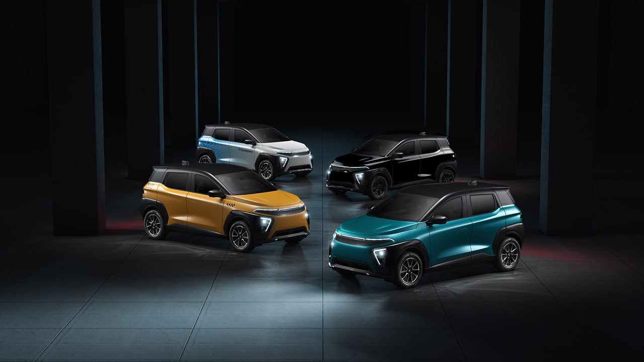 КАМАЗ объявил о старте продаж электромобилей Атом Визионерский проект запущенный в 2021 году Сергеем Анатольевичем Когогиным гендиректор КАМАЗа ред и командой Атома сегодня достиг важной вехи запуска продаж первых в истории российских серийных электромобилей Именно КАМАЗ помог нашему стартапу дойти до предсерийного этапа заявил гендиректор разработчика машины компании КАМА Игорь Поваразднюк в рамках совета директоров КАМАЗа в Набережных Челнах в ходе которого состоялась презентация специальной программы предпродаж первой партии электромобилей