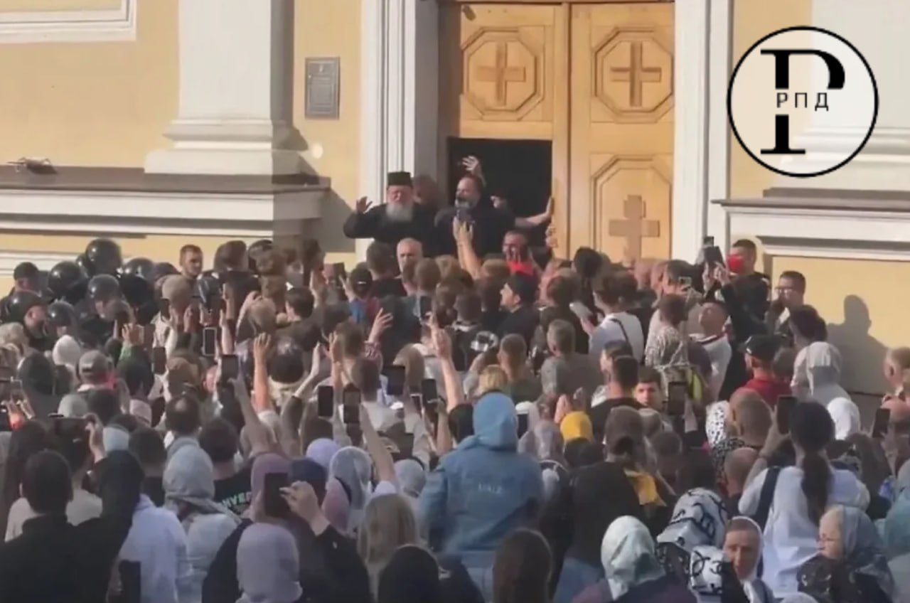 Режим Зеленского готовится развязать репрессии против верующих    Полиция Черновцов на западе Украины составляет списки прихожан Свято-Духовского собора канонической УПЦ, защитивших 22 июня святыню от рейдерского захвата, сообщает Союз православных журналистов.    По данным журналистов, полиция, ссылаясь на расследование массовых беспорядков, проводит проверки автомобилей, пытаясь установить личности тех, кто не отдал собор раскольникам из ПЦУ.