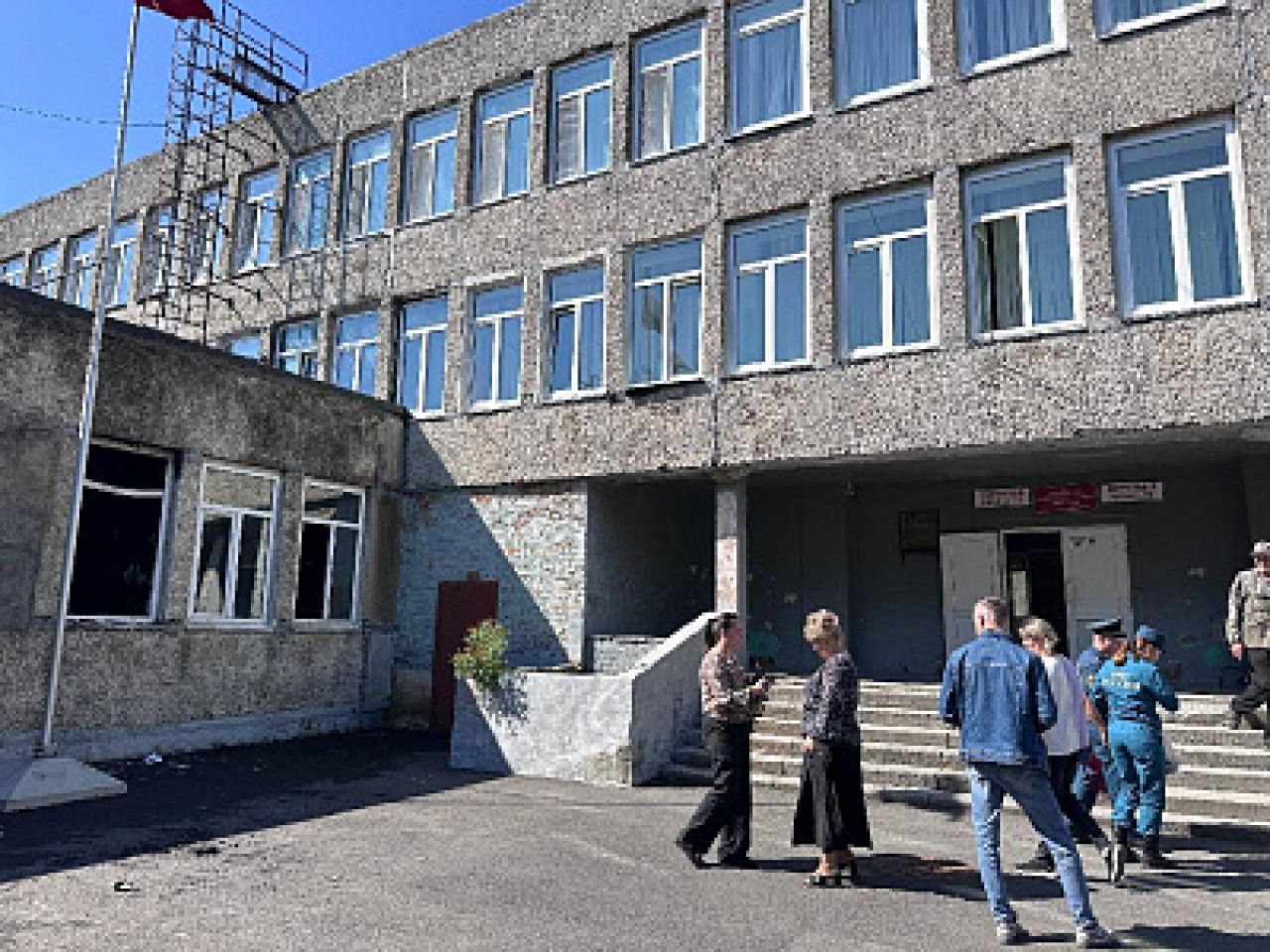 Ремонт помещений после пожара стартовал в школе 69 Владивостока В школе 69 Владивостока начался ремонт помещений пострадавших от пожара Возгорание произошло 25 сентября в одной из раздевалок спортивного зала Работы организованы в раздевалке и прилегающем коридоре Будет заменена часть электросетей проведен косметический ремонт и установлено новое пластиковое окно Площадь возгорания составила около 10 квадратных метров В день происшествия были эвакуированы 541 ученик и 31 сотрудник Пострадавших нет На месте работали 5 единиц техники и 21 пожарный Системы пожарной сигнализации сработали своевременно Подробнее Deitaru