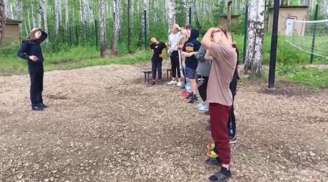 Полицейские Копейска провели акцию «Зарядка со стражем порядка» Сотрудники Отдела МВД России по городу Копейску организовали спортивное мероприятие для ребят, находящихся в детском оздоровительном лагере «Юность» в рамках Всероссийской «Зарядки со стражем порядка». Физкультурную акцию на свежем воздухе провела инспектор по делам несовершеннолетних младший лейтенант полиции Олеся Маланчук. Она подобрала комплекс упражнений для разогрева мышц и заряда бодрости на весь день. Инспектор рассказала детям, чем полезна физкультура и как она помогает сохранить хорошее здоровье, а также почему в профессии полицейского так важно поддерживать отличную физическую форму. Ребята с интересом выполняли упражнения, подготовленные полицейским, а зарядка прошла в дружеской и непринужденной обстановке. Участвуя в этой ежегодной акции, сотрудники полиции призывают всех поддерживать свою физическую форму в норме и начинать каждое утро с бодрой разминки. Ведь спорт – залог крепкого здоровья, выносливости и хорошего настроения. #полиция74 #мвд74 #полициячелябинскойобласти #копейск #зарядкасостражемпорядка