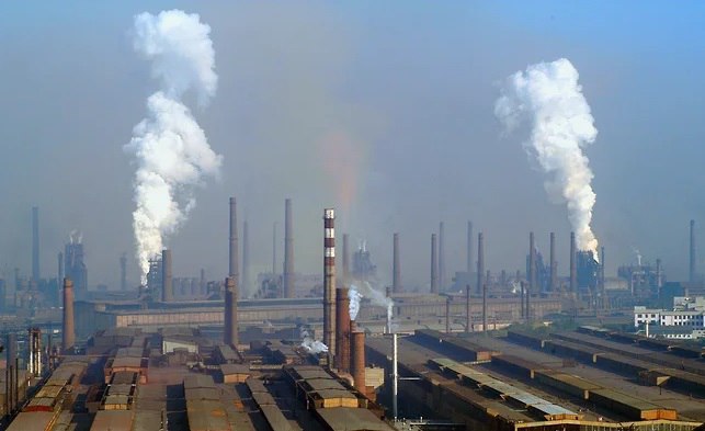 Атмосфера не расстается с загрязнениями Только 65 участников федпроекта Чистый воздух утвердили планы по квотированию выбросов Планы должны быть полностью выполнены уже к концу года но пока даже к их разработке компании подходят формально считают в Росприроднадзоре Ситуация является следствием системных проблем федерального проекта Чистый воздух и может обернуться для бизнеса оборотными штрафами которые сейчас обсуждаются в правительстве и Госдуме Андрей Серебряков Коммерсантъ   Подписывайтесь на Ъ Оставляйте бусты