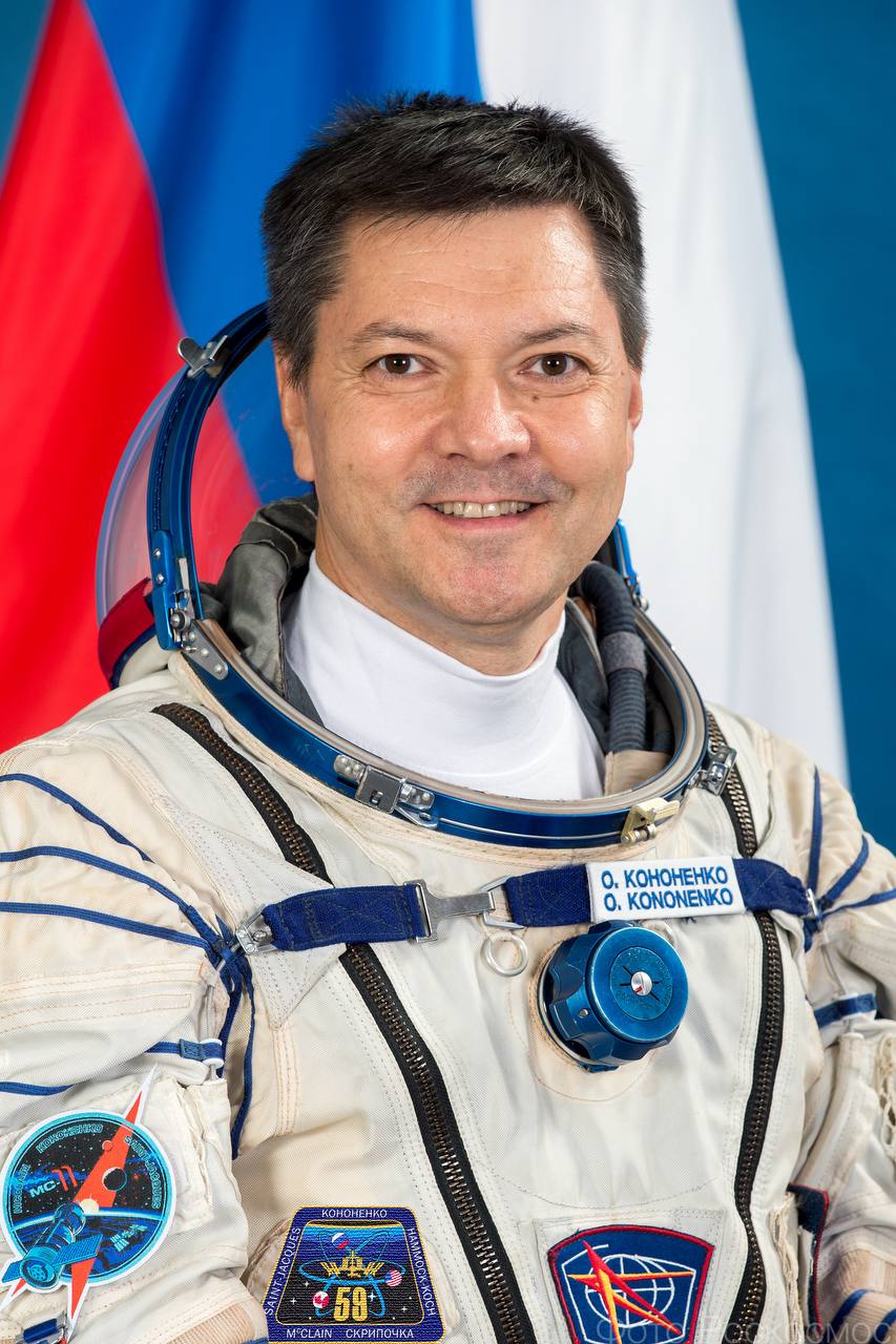 Вы уже знаете что у Академии особая связь с космосом в разное время у нас училось больше двух десятков космонавтов которые регулярно шлют приветы с орбиты и даже защищают с борта МКС магистерские диссертации Конечно мы не учим лётчиков но готовим управленцев которые в сфере покорения космоса особенно востребованы Сегодня узнал что временно исполняющим обязанности главы Центра подготовки космонавтов стал Олег Кононенко наш выпускник по специальности Государственное и муниципальное управление Олег Дмитриевич больше всех в мире суммарно провёл на орбите 1111 суток это абсолютный рекорд Впервые он полетел в космос в 44 года а в пятый раз в 59 лет Желаю успехов на новой должности Подписывайтесь на меня в MAX