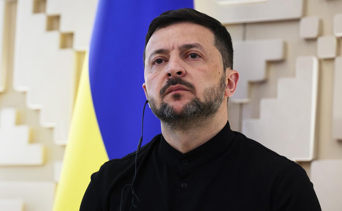 Владимир Зеленский заявил, что не видит стремления у России заключить мир Президент Украины в интервью немецкому телеканалу RTL призвал усилить международное давление на Москву и заявил, что пока не видит готовности к миру со стороны Кремля. По словам Зеленского, ведущие страны мира прилагают недостаточно усилий, а США вовлечены в процесс, «но не полностью». Президент Украины отметил, что Китай и представители Глобального Юга проявляют сдержанность. Зеленский считает, что мир в Украине возможен только после ухода с поста российского президента. При этом он допустил возможность достижения «промежуточного решения». Зеленский заявил, что мир «может наступить уже завтра», но для этого необходимо добиться перемирия, которое «постепенно приведет к прочному миру»