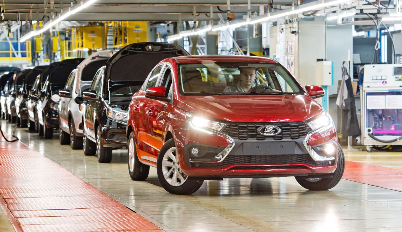 АвтоВАЗ прогнозирует снижение продаж Продажи автомобилей Лада в июне 2025 года могут снизиться примерно на четверть в годовом выражении и составить около 30 тысяч штук. Об этом сказал сегодня Максим Соколов: — Мы ожидаем, что в текущей рыночной ситуации продажи июня могут сократиться примерно на четверть. Мы сейчас видим, что так, как идёт рынок — первый срез в концовке мая — начале июня — плюс-минус, скорее минус 30 тысяч автомобилей в июне будут продажи. Это будет чуть больше, чем в мае, но меньше, чем в прошлом году. За пять месяцев 2025 года АвтоВАЗ выпустил 131 204 автомобиля. Это на 26,3% меньше, чем за за тот же период прошлого года.
