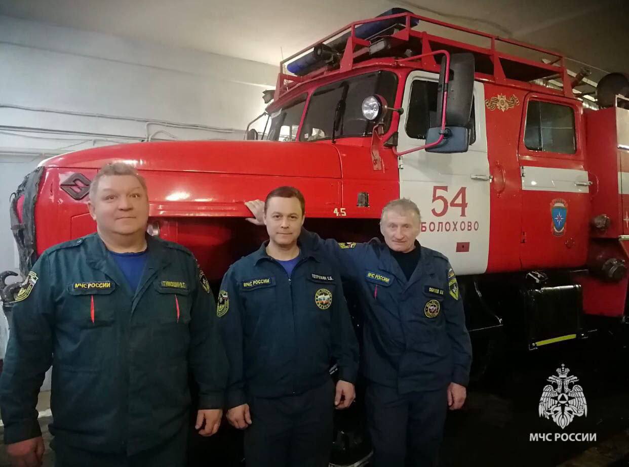 #СпасибоМЧС   Тульские спасатели МЧС России вернули хозяйке пропавшего пса  Жители Болохово услышали из канализационного люка жалобный вой. Сотрудник МЧС России, спустившись по лестнице, вытащил собаку.  Оказалось, питомец пропал 5 дней назад. Хозяйка повсюду расклеила объявления. По ним хвостатого и узнали.  «Я благодарна спасателям МЧС России. Супергерои! Я уже и не надеялась на чудо», - со слезами на глазах выразила благодарность хозяйка пса.