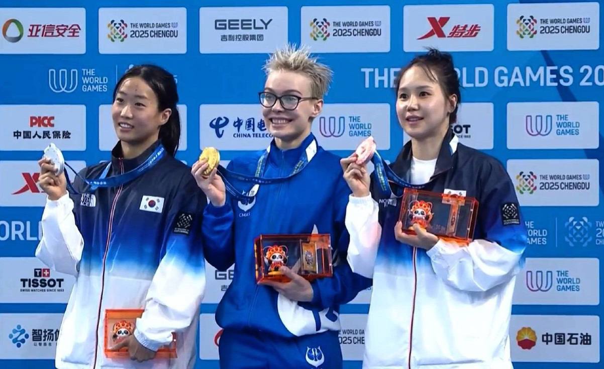 Российские спортсмены открыли счёт золотым медалям на Всемирных играх в Чэнду! Первое золото нашей команде в Китае принесла Диана Слисева. Томская спортсменка одержала победу в финальном заплыве на дистанции 50 метров с апноэ. Кроме того, трёхкратный чемпион мира по муайтай Константин Шахтарин уверенно выиграл соревнования Игр в весовой категории до 71 кг! Также в третий день Всемирных игр копилка российской команды пополнилась тремя бронзовыми медалями в плавании: Валерия Андреева стала третьей на дистанции 50 метров в классических ластах, Алексей Федькин — на дистанции вдвое длиннее, а Екатерина Михайлушкина поднялась на третью ступень пьедестала почёта в плавании в ластах на 200 метров. Поздравляем победителей и призёров! #Всемирные_игры
