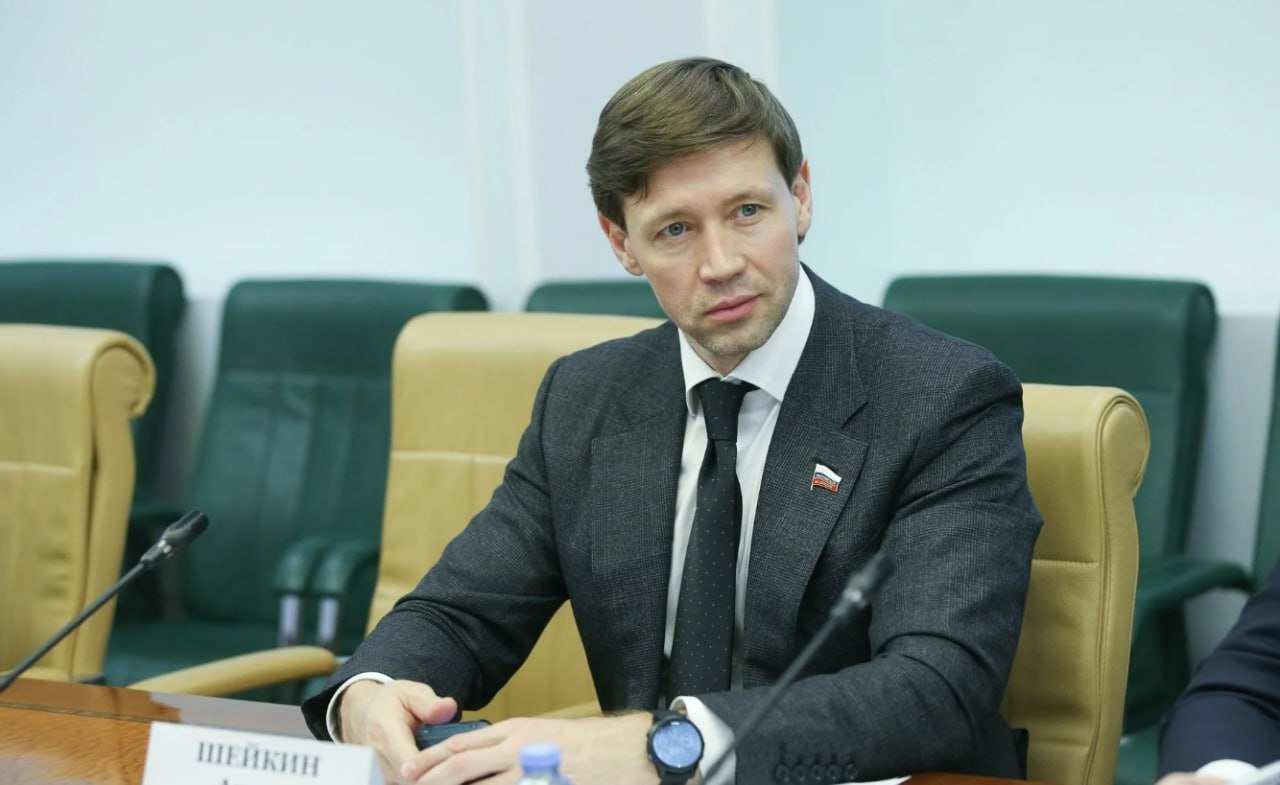 В Совфеде предложили использовать ИИ для предупреждения картельных сговоров   Нейросеть будет видеть повторы, шаблоны поведения, подозрительное совпадение цен и сроков.  ИИ позволяет обрабатывать миллионы тендеров, контрактов, заявок и отслеживать взаимосвязи между участниками. Он видит то, что человеку не под силу - повторы, шаблоны поведения, подозрительное совпадение цен и сроков. Это не догадки, а точная математическая модель риска. <...> Мы можем заранее видеть, где формируется сговор, и не допускать его реализации. Такая система становится не просто инструментом борьбы, но и сдерживающим фактором - ведь бизнес понимает, что у государства есть "умные глаза", - сообщил сенатор Артем Шейкин
