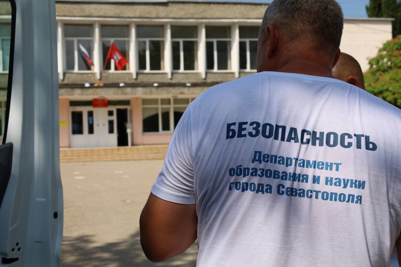 В Севастополе полным ходом идёт подготовка к новому учебному году  Специальные комиссии начали проверять готовность школ, детских садов и других образовательных учреждений.   Сформированы шесть приемочных комиссий, в которые включены представители Правительства, Департамента образования и науки, Департамента культуры, представители территориальных подразделений Росгвардии, МЧС, УМВД России по г. Севастополю, а также могут входить в состав депутаты Законодательного Собрания, представители органов местного самоуправления и родительской общественности.  Проверяется всё: от соответствия саннормам до безопасности и противопожарной защиты.  Цель — не просто выявить недочёты, но и помочь их устранить. Ведь самое главное, чтобы 1 сентября наши дети пришли в безопасные, комфортные и красивые школы и детские сады. Ежегодно мы видим положительные изменения: школы ремонтируются, модернизируется инфраструктура.   В этом году особое внимание уделяем пожарной безопасности. Введены новые требования к ответственным лицам – теперь необходима профессиональная переподготовка. Это важный шаг для обеспечения безопасности наших детей.  Всего комиссии предстоит проверить более 200 образовательных учреждений – государственных и частных.
