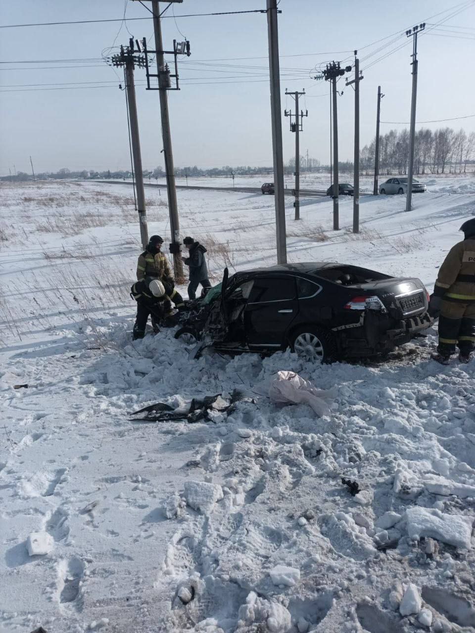 ДТП с участием тепловоза и автомобиля произошло в Алтайском крае  Сообщается, что на перегоне Алейская — Топчиха Западно-Сибирской железной дороги водитель легкового автомобиля выехал на железнодорожный переезд перед приближающимся тепловозом с двумя вагонами. Машинист применил экстренное торможение, но из-за близкого расстояния столкновения избежать не удалось.  Пострадавших нет, сообщает Минтранс Алтайского края. Состав не сошел с рельсов, инцидент не повлиял на движение других поездов.  Западно-Сибирская железная дорога напоминает водителям о необходимости быть внимательными и строго соблюдать правила дорожного движения.