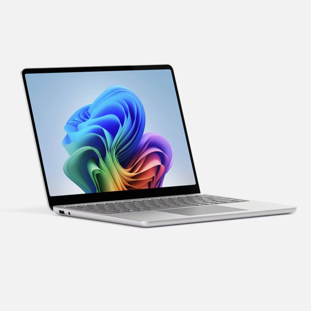 Microsoft выпустила компактные версии Surface Laptop и Surface Pro на чипах Snapdragon X Microsoft анонсировала два новых устройства в линейке Surface: 12" планшет Surface Pro и 13" ноутбук Surface Laptop. Оба устройства работают на чипе Snapdragon X Plus и ориентированы на более бюджетный сегмент. Также заявлена поддержка ИИ-функций Copilot+. Оба устройства будут поставляться без адаптера питания в комплекте. Характеристики Surface Laptop: • Экран: 13" 1920×1080, 60 Гц • Чип: Snapdragon X Plus • Память: 16+256 и 16+512 ГБ • Зарядка: 60 Вт • Размер: 285,7×214×15,6 мм, 1,22 кг • Цена: от $900 ~ 74 700₽ Характеристики Surface Pro: • Экран: 12" 2196×1464, 90 Гц • Чип: Snapdragon X Plus • Память: 16+256 и 16+512 ГБ • Зарядка: 27 Вт • Размер: 274×190×7,8 мм, 686 г • Цена: от $800 ~ 66 400₽