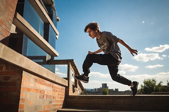 Прокуратура Травля в школе могла стать причиной травмы шестиклассника в Екатеринбурге Прокуратура Верх Исетского района Екатеринбурга организовала проверку по факту публикации в СМИ об инциденте в средней школе 143 где травмировался учащийся 6 класса Накануне 8 декабря в МАОУ Средняя общеобразовательная школа 143 шестиклассник на перемене упал и получил травму руки По предварительной информации ребенок убегал от другого учащегося сообщает во вторник прокуратура Свердловской области Согласно публикации СМИ ребенка инвалида в школе травили другие дети При этом администрация школы не предпринимала достаточных мер чтобы остановить буллинг рассказала мама пострадавшего Ее сын упал и сломал руку в двух местах когда за ним бежали обидчики сообщила мама мальчика агентству ЕАН По ее словам несколько ребят в том числе классом старше подвергают ее ребенка насмешкам и издевательствам из за ментальных особенностей uralweb ru