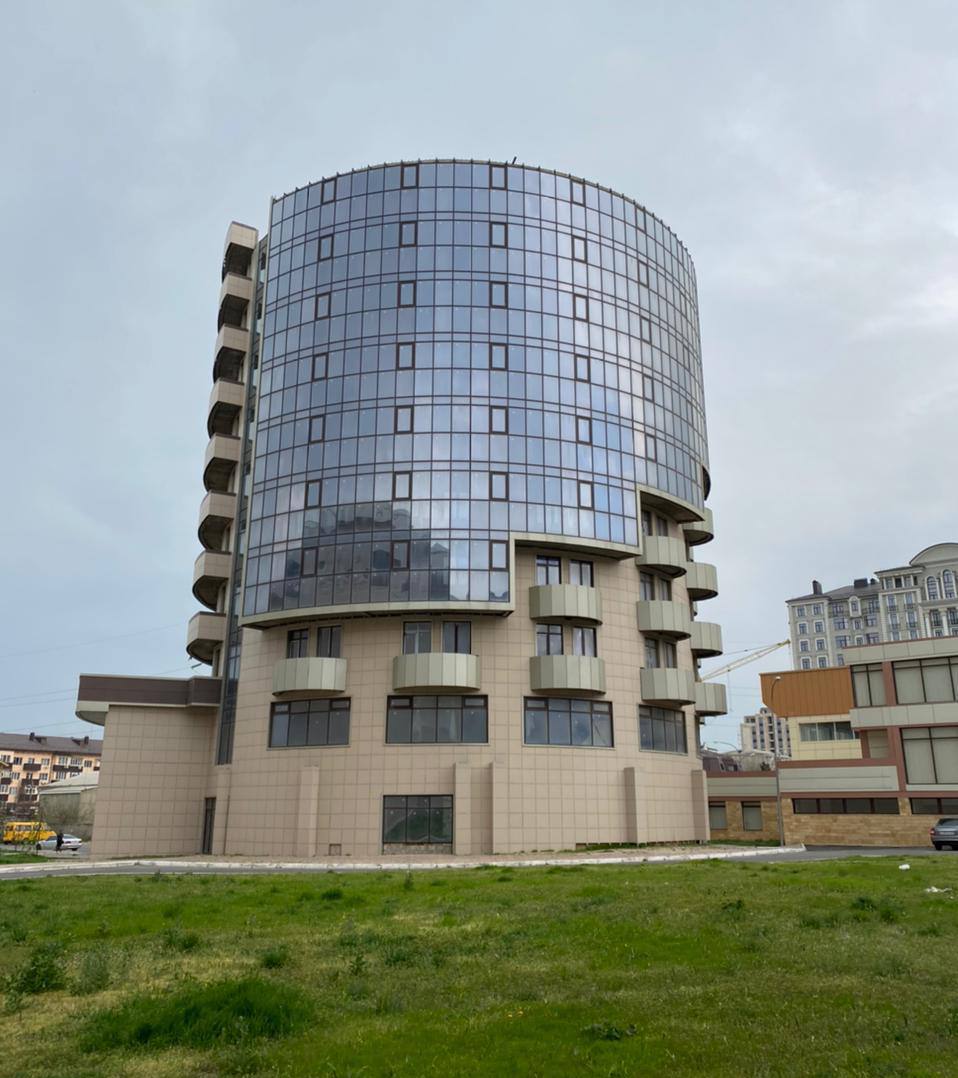 В Дагестане на продажу выставлен гостиничный комплекс Минимущество Дагестана объявляет о продаже объекта незавершенного строительства вместе с земельным участком Объект расположен по адресу город Махачкала пр Имама Шамиля д 31г Общая площадь комплекса составляет 4673 кв м а степень готовности 66 Приём заявок до 29 сентября 2025 Аукцион пройдёт 6 октября на площадке sale zakazrf ru Начальная цена продажи 577 660 400 с учетом НДС Шаг аукциона 28 883 020 Продажа проводится через электронный аукцион Отметим что данный объект представляет уникальную возможность для инвесторов желающих развивать гостиничный бизнес в центре Махачкалы Подробнее на сайте estate rd ru и torgi gov ru Минимущество Дагестана