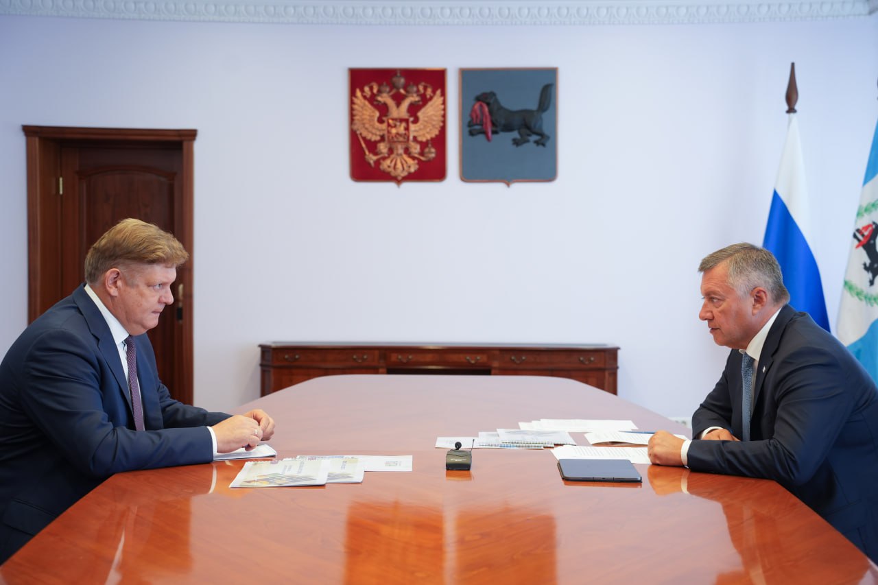 Полпред Президента РФ в СФО и Губернатор Иркутской области обсудили вопросы поддержки участников СВО и их семей На встрече полномочного представителя Президента России в Сибирском федеральном округе Анатолия Серышева и Губернатора Иркутской области Игоря Кобзева были рассмотрены как актуальные на сегодняшний день вопросы, так и перспективные направления. Одной из важнейших тем стала поддержка участников СВО и их семей. Глава региона сообщил о продолжении активной работы по совершенствованию механизмов поддержки, о реализации в Иркутской области программы для участников СВО «Герои Приангарья». «Поддержка участников СВО и их родных – наша общая задача. Президент Владимир Путин всегда говорит, что ребятам на передовой несравненно сложнее, чем нам здесь. Поэтому работать здесь мы должны с той же отдачей, как бойцы «за ленточкой». Давайте будем следовать этим наставлениям и, уверен, пройдем через любые трудности», – сказал Анатолий Серышев. Докладывая о положении дел в Иркутской области, Губернатор подробно остановился на темах, которые находятся на постоянном контроле. Большое внимание на встрече было уделено вопросам достижения целей национальных проектов в регионе. Подробнее – на портале Иркутской области.