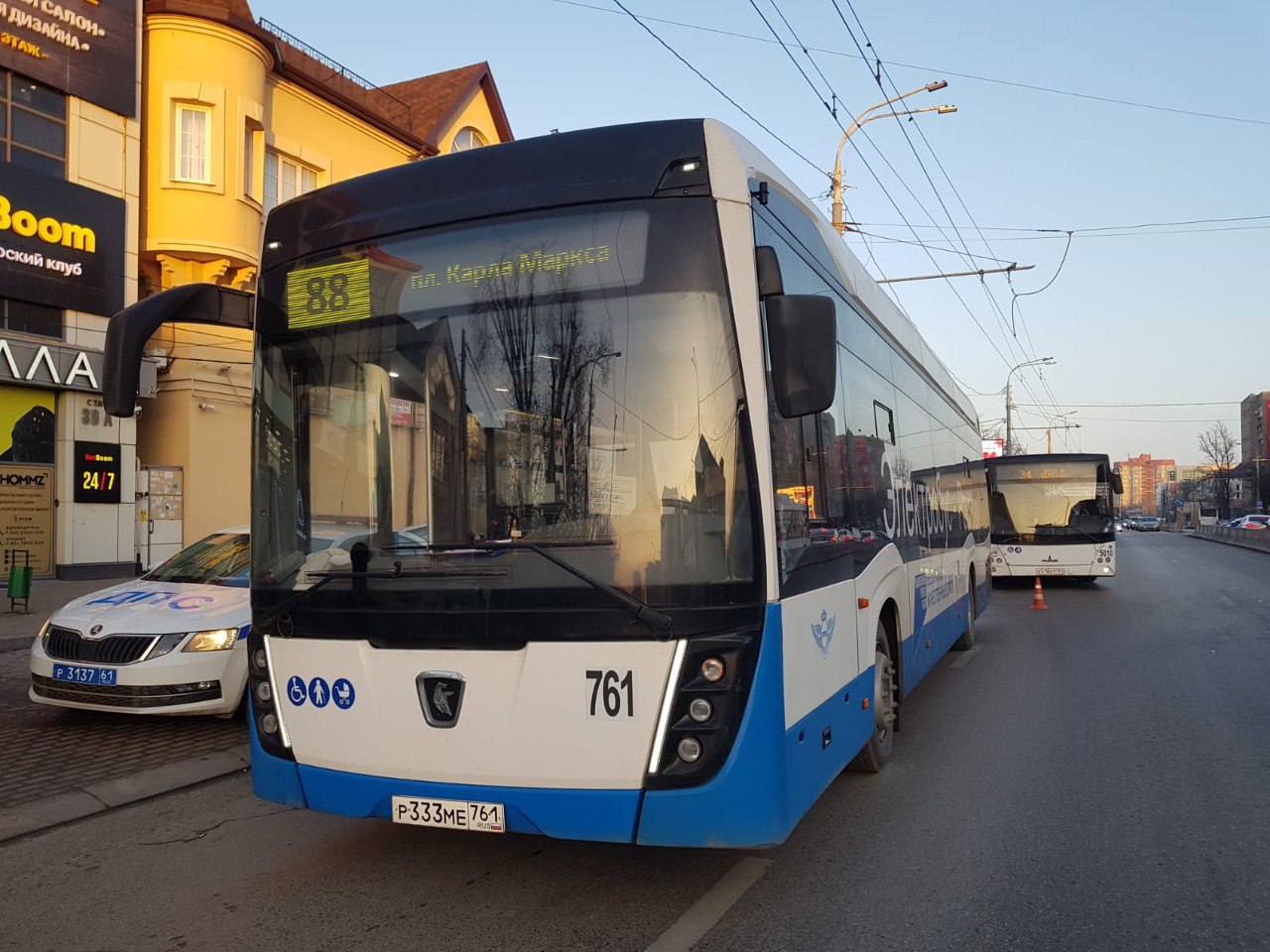 Автобус наехал на ногу выпавшей из него женщине.  ЧП произошло накануне в 15.36 на пр. Стачки 30а. Женщина пыталась выскочить из уже закрывающего двери автобуса №88, но зацепилась ногой за них и выпала. Водитель момент падения не увидел и поехал. В результате автобус задним колесом наехал на ногу выпавшей женщины.   Сейчас выясняются причины происшествия и вина водителя. Пока он отстранен от работы. Руководство МУП РТК навестило пострадавшую в БСМП-2. Руководство МУП РТК принесло извинения пострадавшей и пообещало оказать помощь в лечении.      присылайте новость