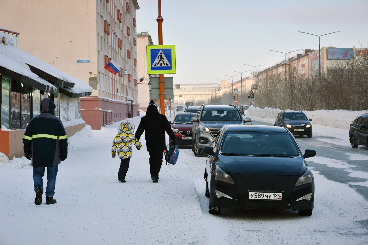 В Норильске на нерегулируемом пешеходном переходе вновь пострадал ребенок.   ДТП произошло вечером на площади Металлургов. 20-летний водитель, управлявший автомобилем «Рено Логан», сбил восьмилетнего мальчика. Ребенка с травмами различной степени тяжести увезли в Норильскую городскую больницу.   В отношении водителя автоинспекторы составили несколько административных материалов.