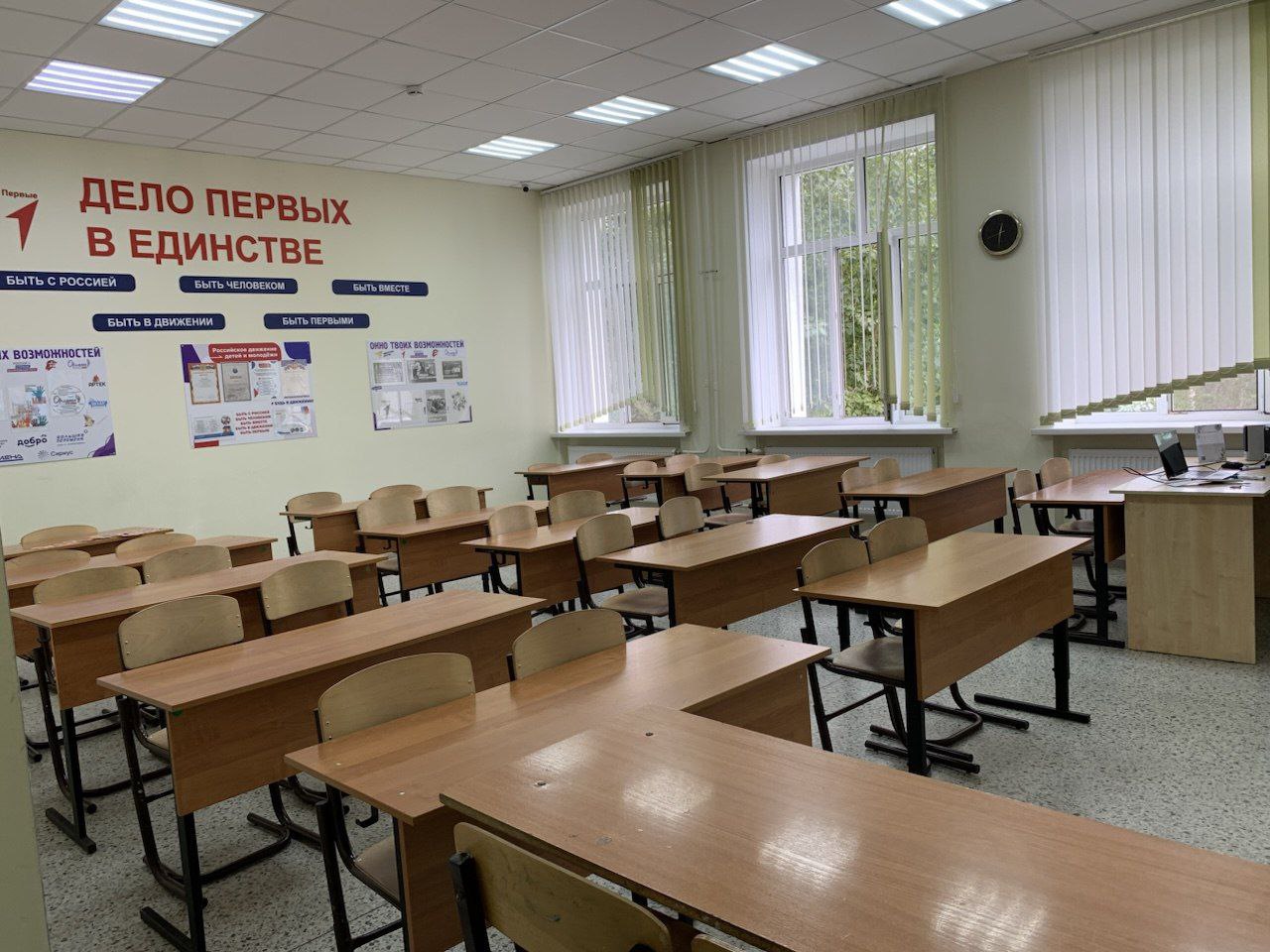 Россияне считают что престиж профессии учителя понизился Все еще считают профессию педагога престижной 35 россиян 47 придерживаются противоположной точки зрения еще 18 затруднились с ответом данные опроса SuperJob Мнение о статусе профессии россияне 45 разделяют гораздо чаще чем молодежь 42 против 22 среди опрошенных до 35 лет При этом среди молодежи до 35 лет большинство считает что авторитет учителя понизился 56 Среди респондентов старше 45 лет такая точка зрения менее распространена 48 В качества идеального педагога по мнению россиян должны входить профессионализм 25 голосов терпение 23 и доброта 17 Причем мужчинам в учителях важнее профессионализм а женщинам любовь к детям ответственность и справедливое отношение к обучающимся Мы в MAX Мы в TG Прислать новость